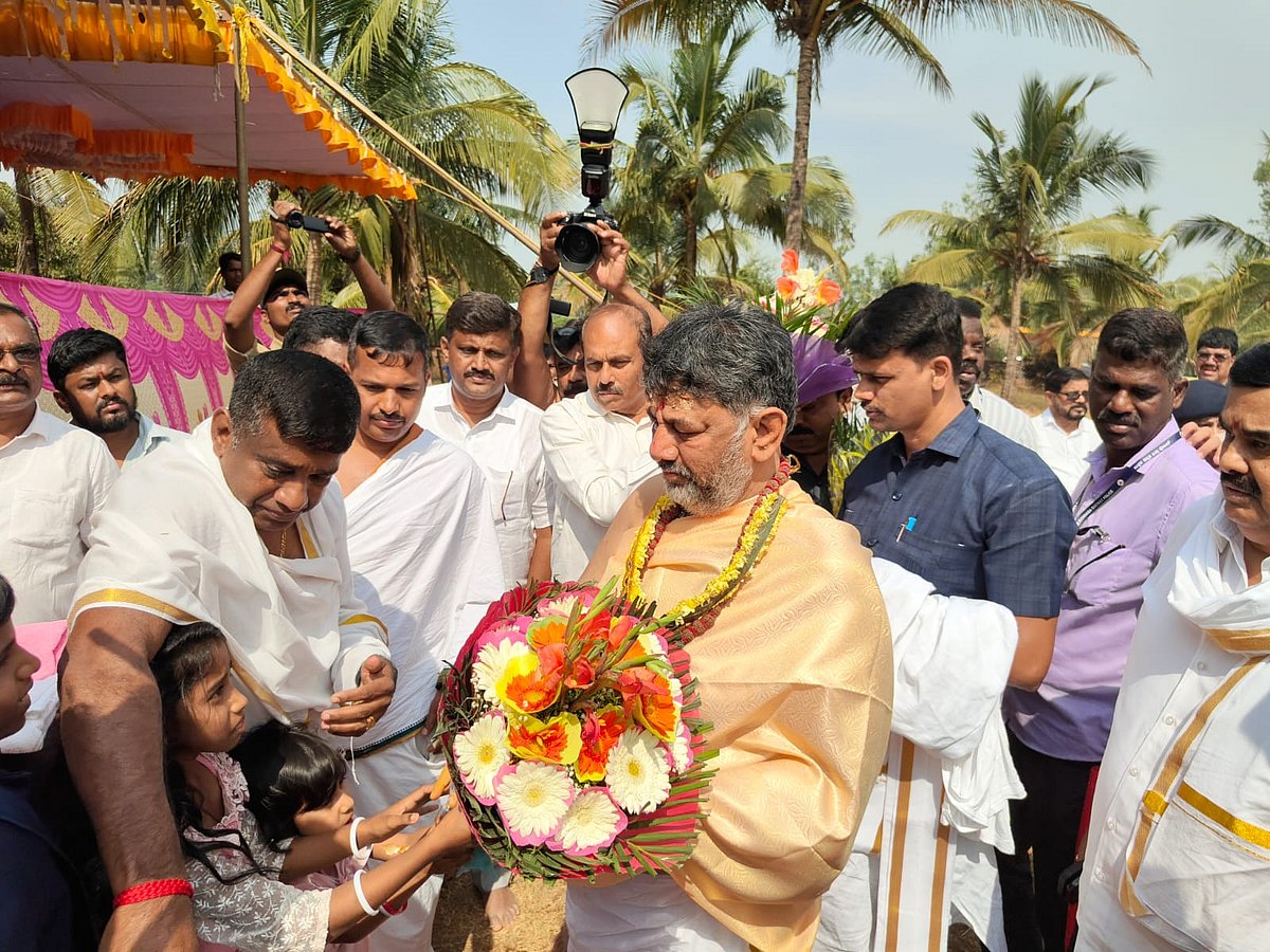 ಜಗದೀಶ್ವರಿ ಅಮ್ಮನವರ ದೇವಸ್ಥಾನಕ್ಕೆ ಡಿಕೆಶಿ: ಸಚಿವ, ಶಾಸಕರನ್ನು ಹೊರಗಿಟ್ಟು ಪೂಜೆ