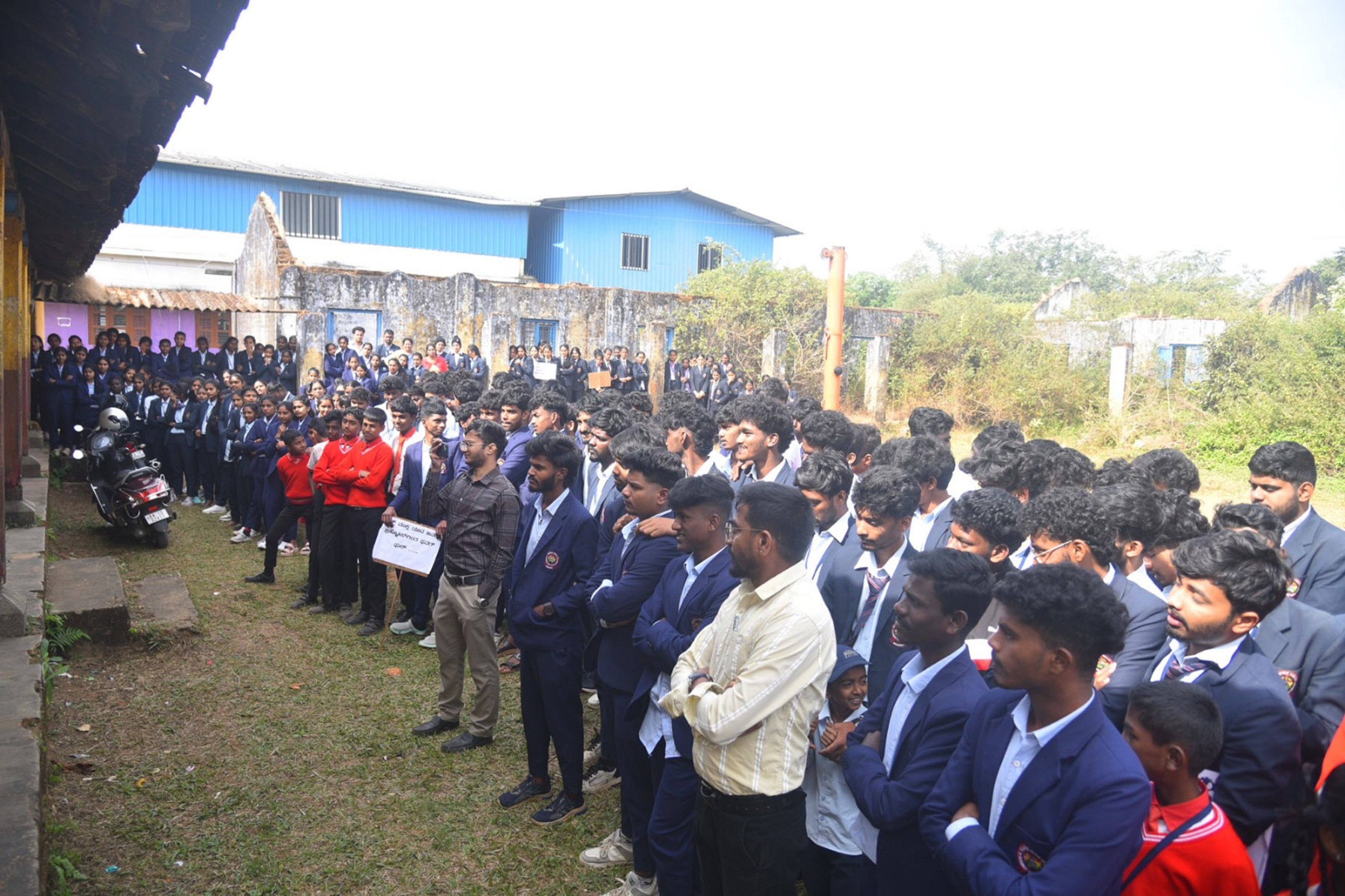 ಮಡಿಕೇರಿಗೆ ಶುಕ್ರವಾರ ಬಂದ ಮಾದಕವಸ್ತು ಮುಕ್ತ ಕರ್ನಾಟಕ ಜನಜಾಗೃತಿ ಅಭಿಯಾನದಲ್ಲಿ ನೂರಾರು ವಿದ್ಯಾರ್ಥಿಗಳು ಭಾಗಿಯಾದರು