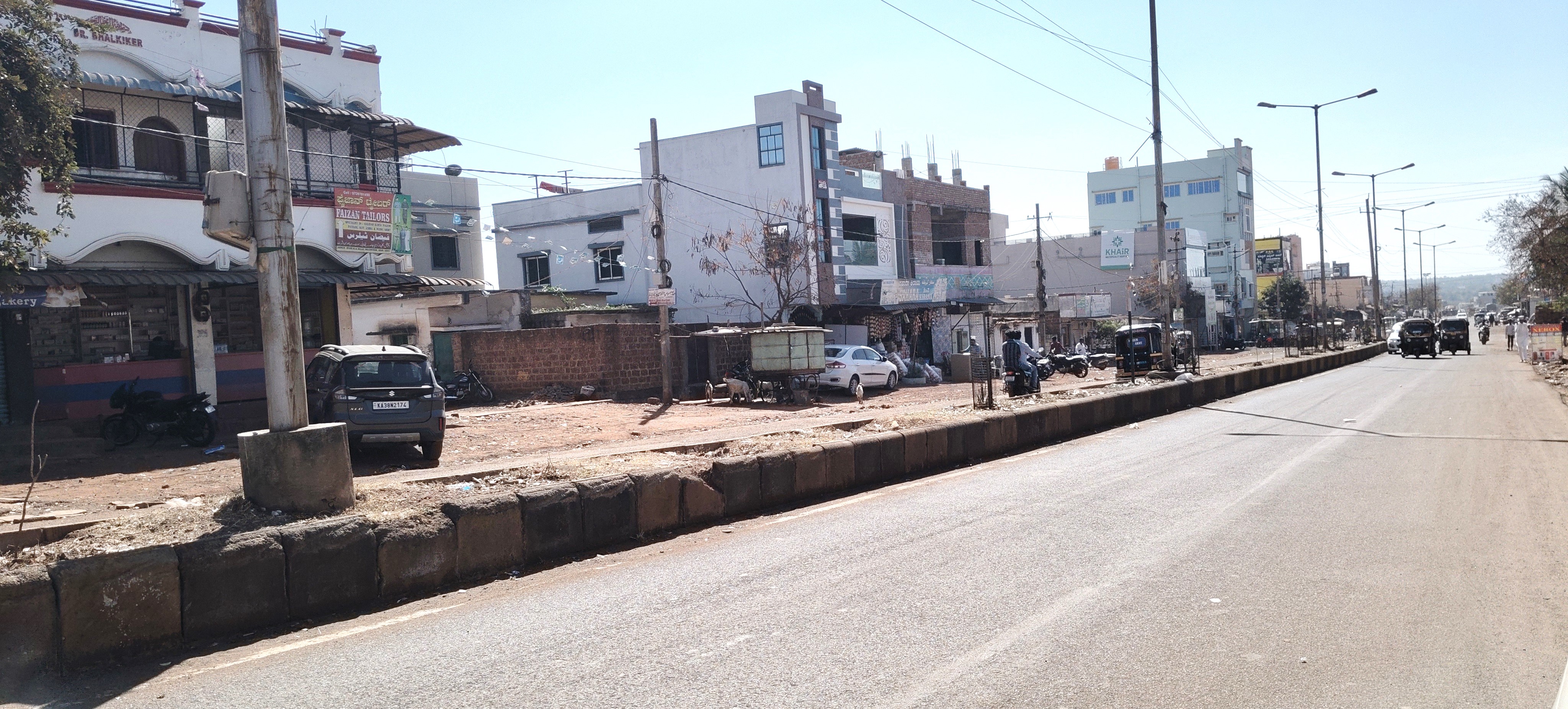 ಬೀದರ್‌ ನಗರದಲ್ಲಿ ಶುಕ್ರವಾರ ಅಘೋಷಿತ ಬಂದ್‌ ವಾತಾವರಣದಂತಿತ್ತು. ನಗರದ ಮೈಲೂರ ಮುಖ್ಯರಸ್ತೆಯಲ್ಲಿ ಜನರ ಓಡಾಟ ವಿರಳವಾಗಿತ್ತು
–ಪ್ರಜಾವಾಣಿ ಚಿತ್ರಗಳು: ಲೋಕೇಶ ವಿ. ಬಿರಾದಾರ