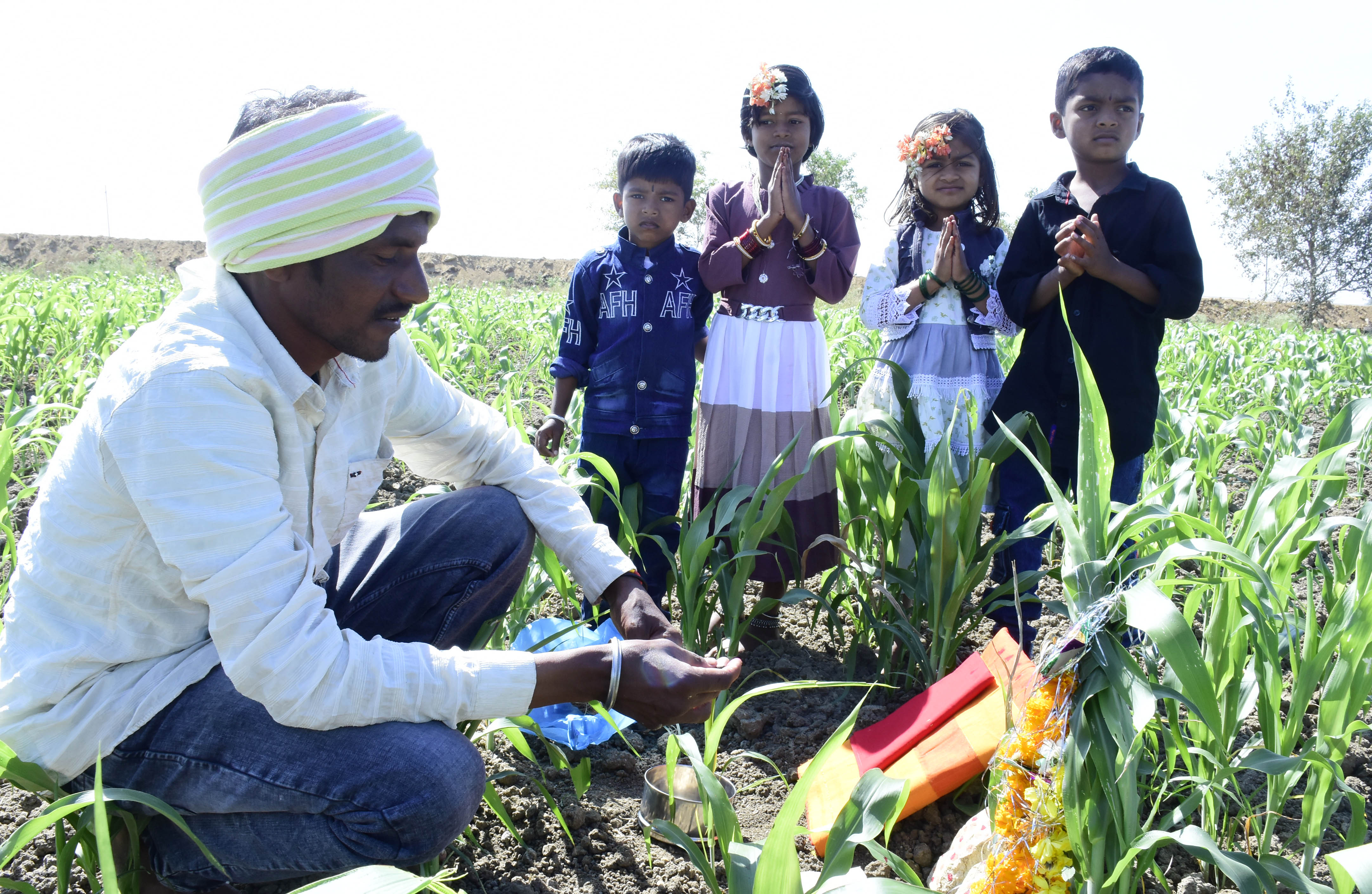 ಯಾದಗಿರಿ ಹತ್ತಿರದ ಜಮೀನಿನಲ್ಲಿ ಪೂಜೆ ಸಲ್ಲಿಸಿ ಉತ್ತಮ ಬೆಳೆಗೆ ಪ್ರಾರ್ಥಿಸಿದ ಅನ್ನದಾತ.