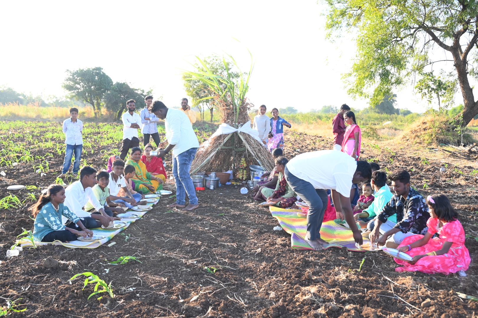 ಹೊಲದಲ್ಲಿ ಸಾಮೂಹಿಕ ಭೋಜನ ಸವಿದ ಜನ