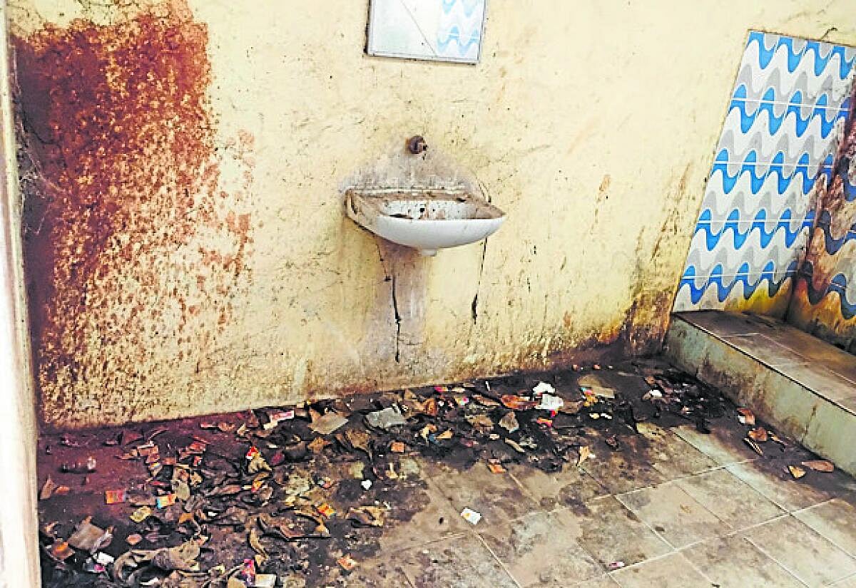 ಜಮಖಂಡಿ: ಗಬ್ಬೆದ್ದು ನಾರುತ್ತಿದೆ ನ್ಯಾಯಾಲಯದ ಸಾರ್ವಜನಿಕ ಶೌಚಾಲಯ