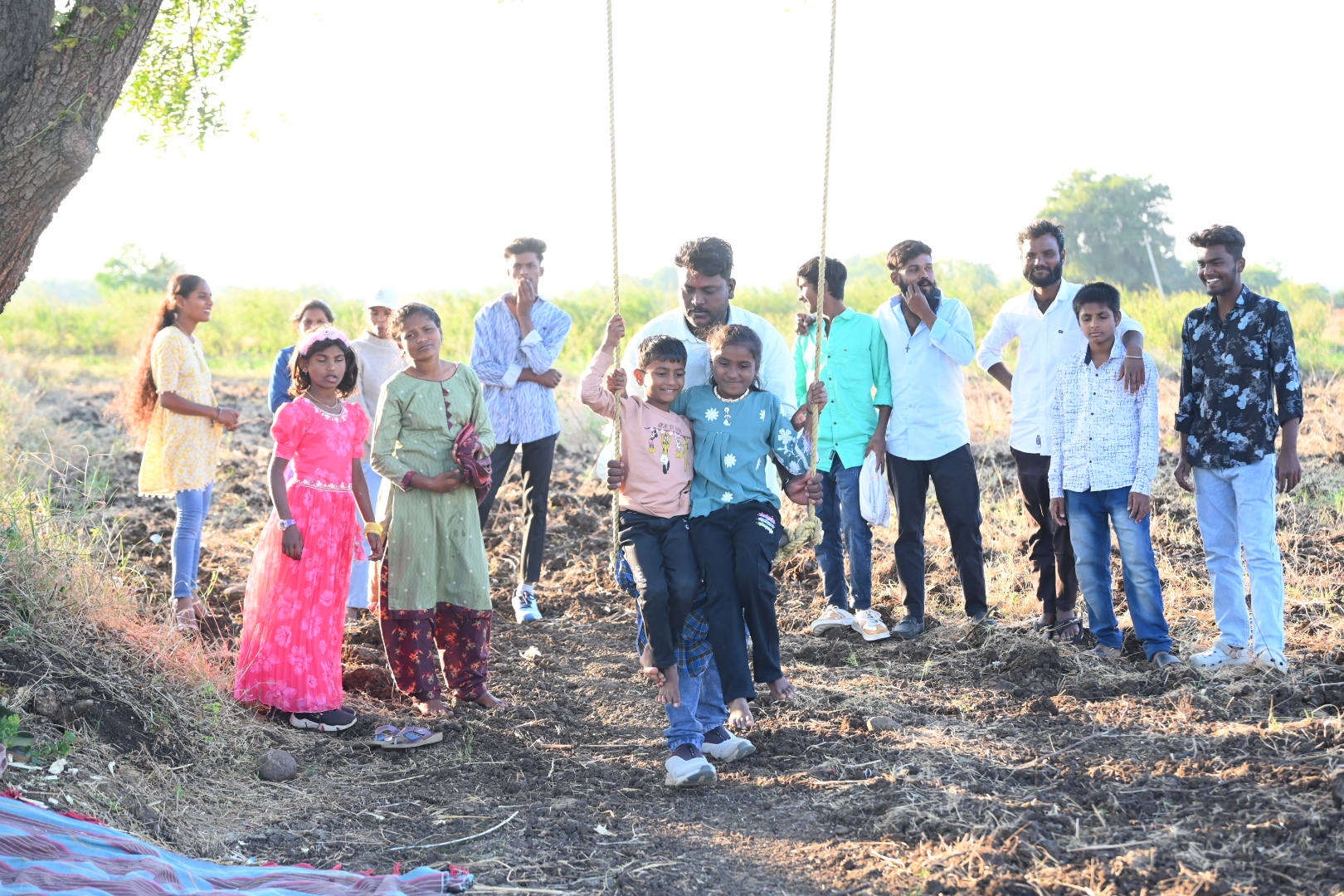 ಜೋಕಾಲಿ ಆಡಿ ಸಂಭ್ರಮಿಸಿದ ಚಿಣ್ಣರು