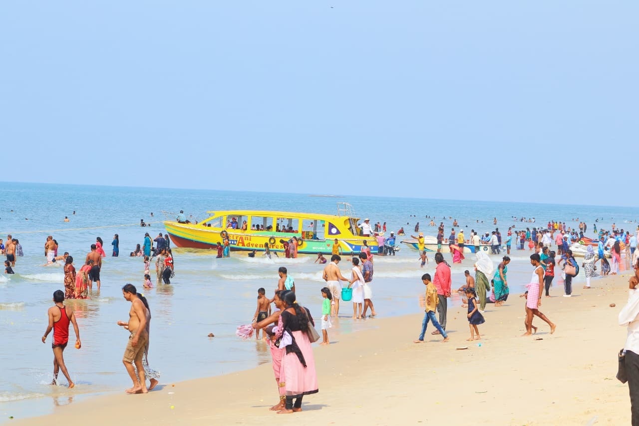 ಮಲ್ಪೆ ಬೀಚ್‌ಗೆ ಭೇಟಿ ನೀಡಿದ ಪ್ರವಾಸಿಗರು