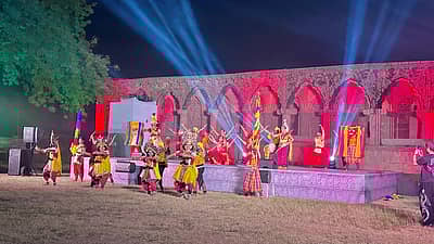 ಯಕ್ಷಗಾನ, ಡೊಳ್ಳುಕುಣಿತ, ಪಟಕುಣಿತ, ಪೂಜಾ ಕುಣಿತ, ನಂದಿಕೋಲು ಮೊದಲಾದ ರಾಜ್ಯದ ಜಾನಪದ ವೈಭವವನ್ನು ಕಣ್ತುಂಬಿಕೊಂಡ ಹಣಕಾಸು ಸಚಿವೆ ನಿರ್ಮಲಾ ಸೀತಾರಾಮನ್