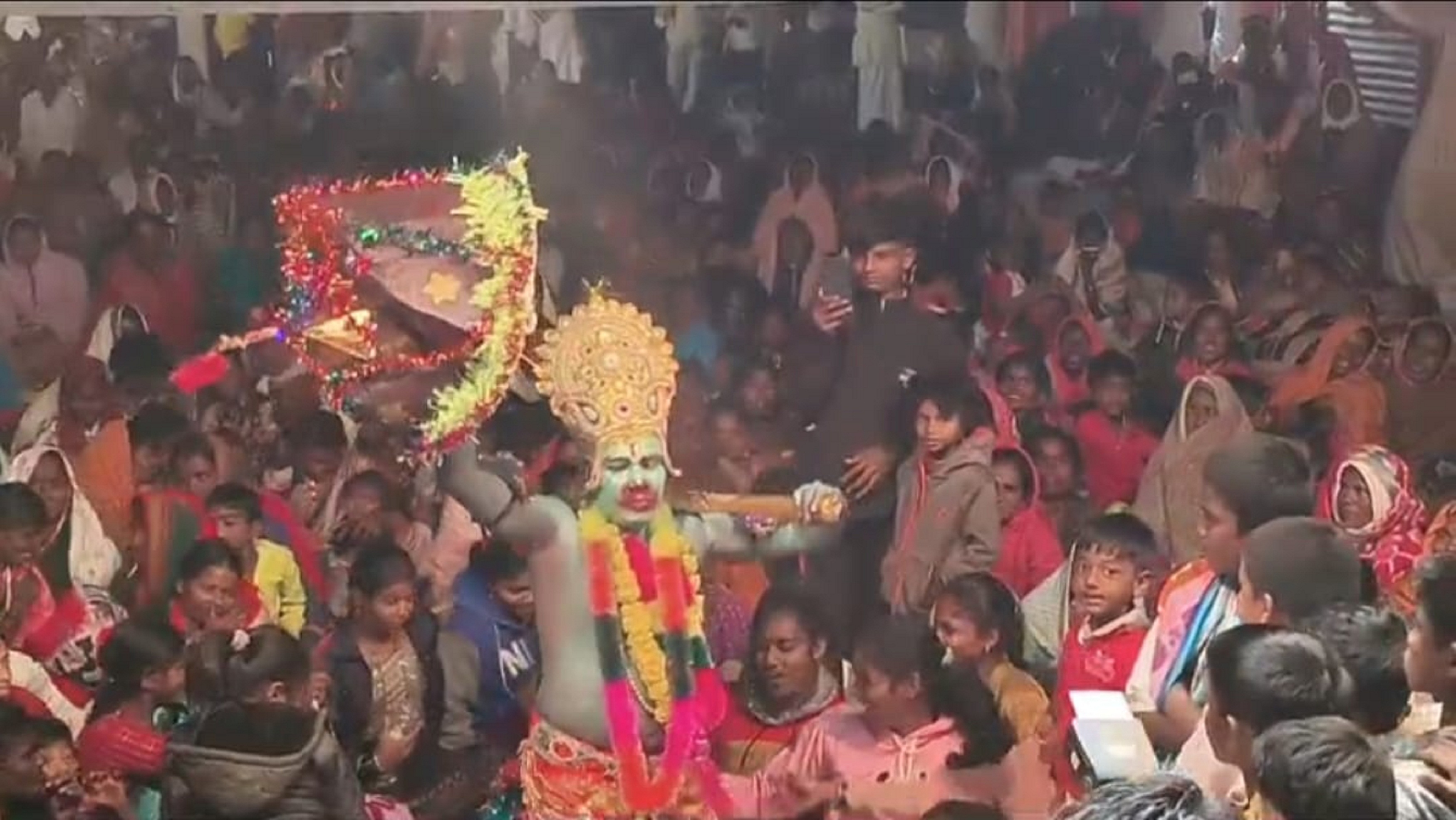 ಪ್ರೇಕ್ಷಕರ ಮಧ್ಯದಿಂದ ಸಂಜೀವಿನಿ ಪರ್ವತ ಹೊತ್ತು ತಂದ ಆಂಜನೇಯ ಪಾತ್ರಧಾರಿ