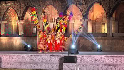 ಆನೆಲಾಯದ ಹಿನ್ನೆಲೆಯಲ್ಲಿ ಧ್ವನಿ ಬೆಳಕಿನಲ್ಲಿ ವಿಜಯನಗರ ವೈಭವವನ್ನು ಕಣ್ತುಂಬಿಕೊಂಡ ನಿರ್ಮಲಾ ಸೀತಾರಾಮನ್