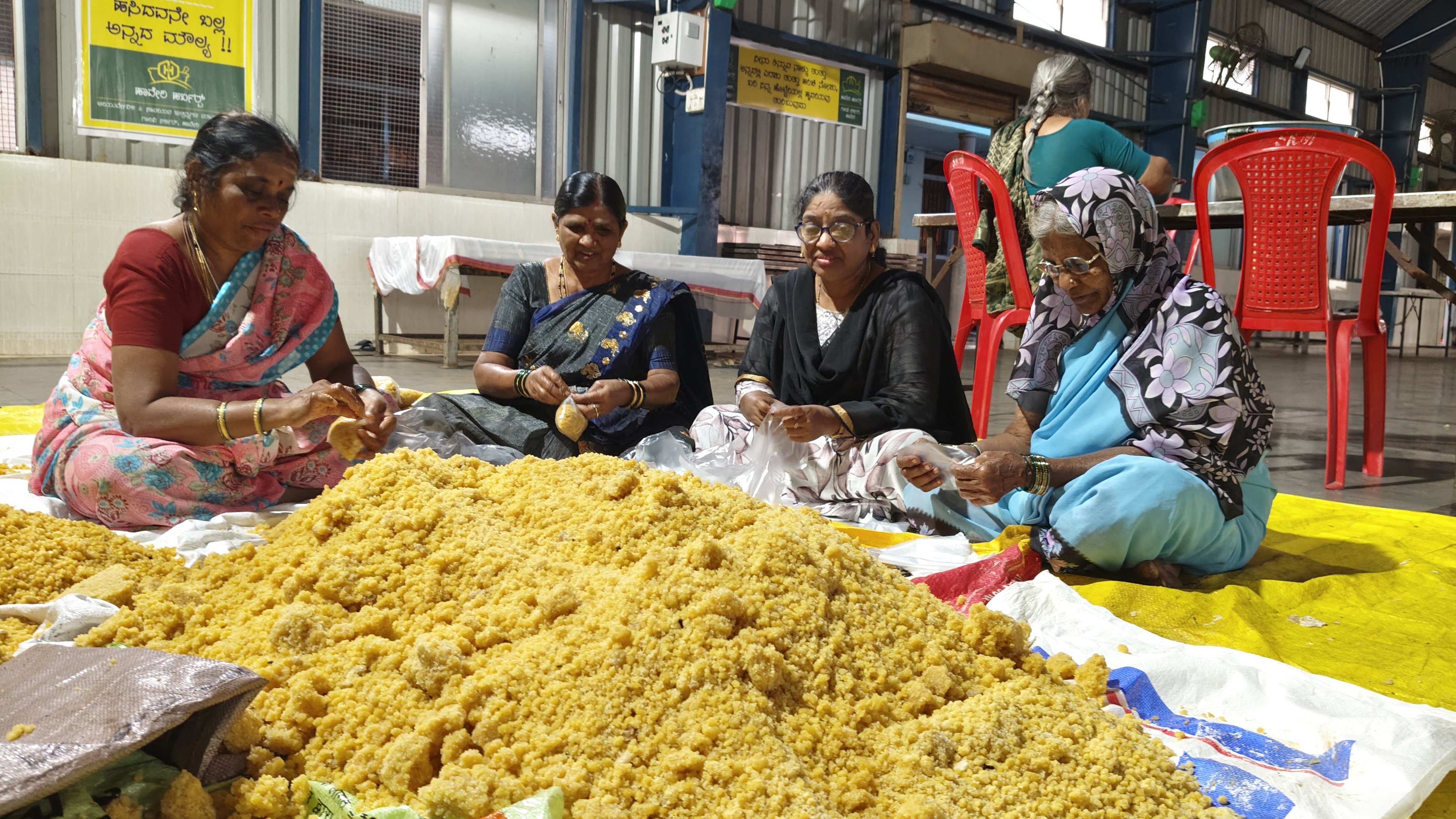 ಹಾವೇರಿ ಹುಕ್ಕೇರಿಮಠ ಜಾತ್ರಾ ಮಹೋತ್ಸವ ಅಂಗವಾಗಿ ನಿತ್ಯವೂ ದಾಸೋಹ ವ್ಯವಸ್ಥೆ ಮಾಡಲಾಗಿದ್ದು ಇದಕ್ಕಾಗಿ 35 ಕ್ವಿಂಟಲ್ ಬೋಂದೆ ತಯಾರಿಸುವ ಕೆಲಸ ಭರದಿಂದ ಸಾಗಿದೆ