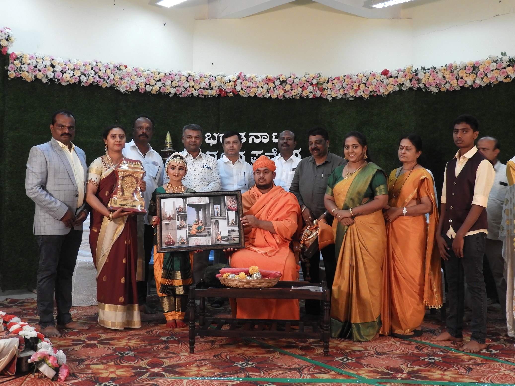 ಶ್ರವಣಬೆಳಗೊಳದ ಆದಿಕವಿ ಪಂಪ ಗ್ರಂಥಾಲಯದಲ್ಲಿ ಕುಮಾರಿ ಹಿತಾನ್ಯ ಬಿ.ವೈ ರ ಭರತ ನಾಟ್ಯ ರಂಗ ಪ್ರವೇಶ ಕಾರ್ಯಕ್ರಮದಲ್ಲಿ ಕ್ಷೇತ್ರದ ಪೀಠಾಧಿಪತಿಗಳಾದ ಸ್ವಸ್ತಿಶ್ರೀ ಅಭಿನವ ಚಾರುಕೀರ್ತಿ ಭಟ್ಟಾರಕ ಸ್ವಾಮೀಜಿಯವರು ಗೌರವಿಸಿದ ಸಂದರ್ಭದಲ್ಲಿ ಸ್ವಾತಿ ಪಿ.ಭಾರದ್ವಾಜ್ ರವಿ ನಾಕಲಗೂಡು ಕಲಾವಿದೆ ಹಿತಾನ್ಯ ಪಾಲ್ಗೊಂಡಿದ್ದರು.