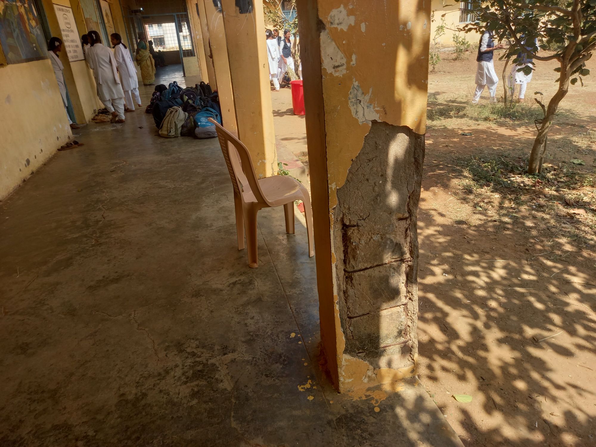 ಕೆಪಿಎಸ್ ಶಾಲಾ ಕಟ್ಟಡದ ಸಿಮೆಂಟ್ ಕಿತ್ತು ಕಬ್ಬಿಣದ ಸರಳು ಕಾಣುತ್ತಿರುವುದು 