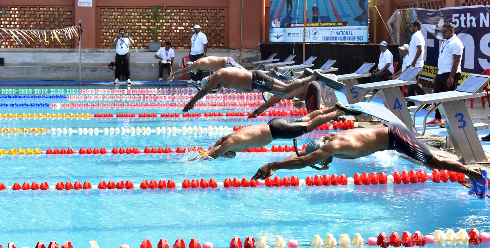 ಸ್ಪರ್ಧೆಯೊಂದರಲ್ಲಿ ಈಜುಪಟುಗಳು ಜಂಪ್ ಮಾಡಿದ ರೀತಿ 