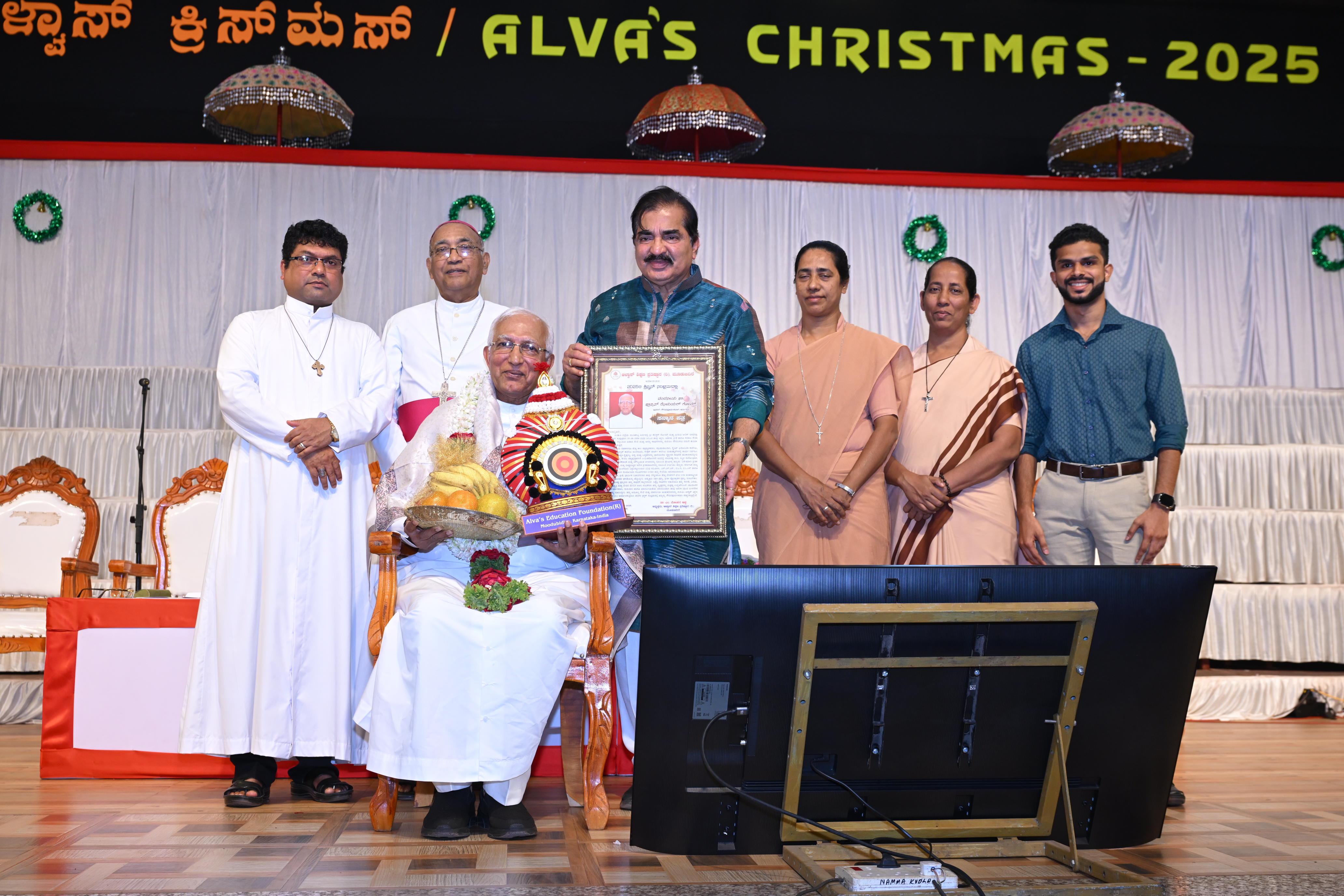 ಮೂಡುಬಿದಿರೆಯ ಕೃಷಿಸಿರಿ ವೇದಿಕೆಯಲ್ಲಿ ಶುಕ್ರವಾರ ನಡೆದ ಆಳ್ವಾಸ್ ಕ್ರಿಸ್‌ಮಸ್ ಸಂಭ್ರಮದಲ್ಲಿ ಮಂಗಳೂರಿನ ಸೇಂಟ್ ಜೂಜ್ ವಾಜ್ ಹೋಮ್‌ನ ನಿವೃತ್ತ ಹಿರಿಯ ಧರ್ಮಗುರು ಫ್ರಾನ್ಸಿಸ್ ಕ್ಸೇವಿಯರ್ ಗೋಮ್ಸ್ ಅವರನ್ನು ಗೌರವಿಸಲಾಯಿತು