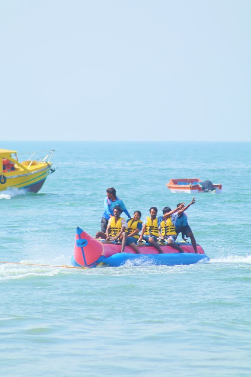 ಮಲ್ಪೆ ಬೀಚ್‌ನಲ್ಲಿ ಬೋಟಿಂಗ್‌ ಮಾಡುತ್ತಿರುವ ಪ್ರವಾಸಿಗರು