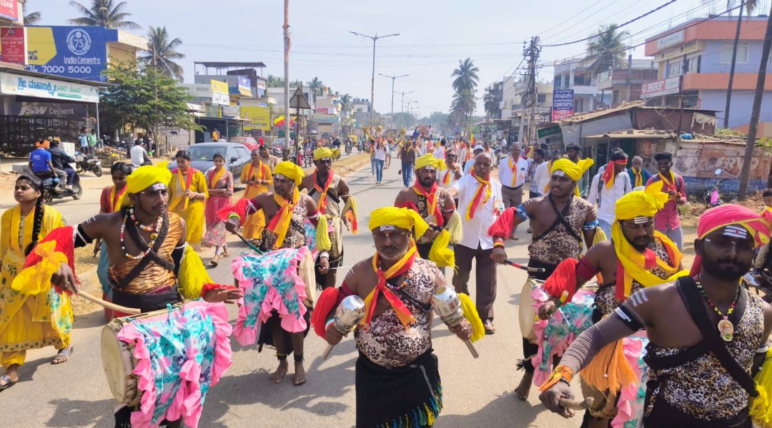 ಜನಪದ ಕಲಾತಂಡಗಳೊಂದಿಗೆ ಸಾಹಿತ್ಯ ಸಮ್ಮೇಳನದ ಅಧ್ಯಕ್ಷರ ಮೆರವಣಿಗೆ