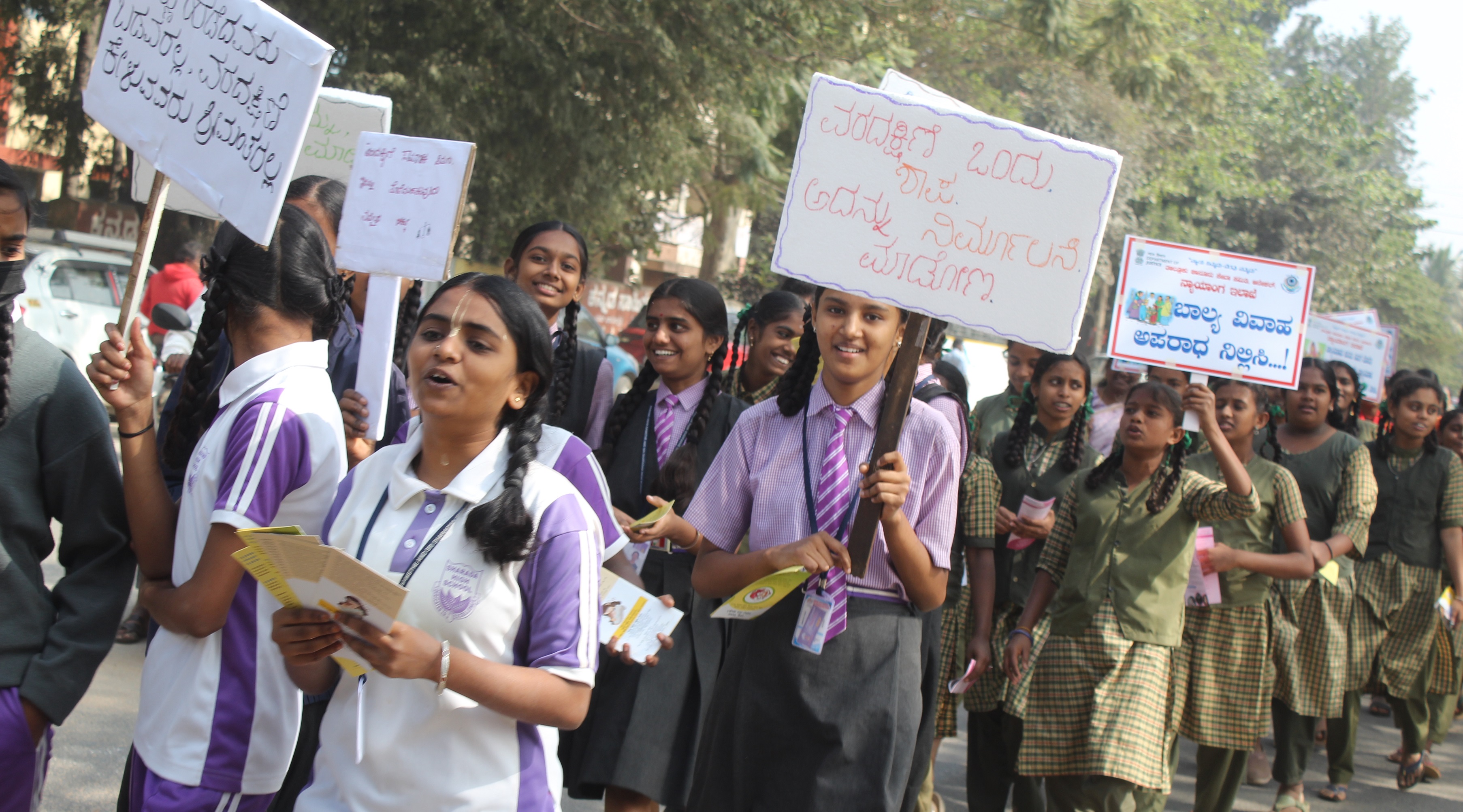 ಬಾಲ್ಯ ವಿವಾಹ ಅಪರಾಧ ತಡೆಗಟ್ಟುವಿಕೆ ಕಾನೂನು ಅರಿವು ಜಾಗೃತಿ ಜಾಥದಲ್ಲಿ ಪಾಲ್ಗೊಂಡಿದ್ದ ವಿದ್ಯಾರ್ಥಿಗಳು