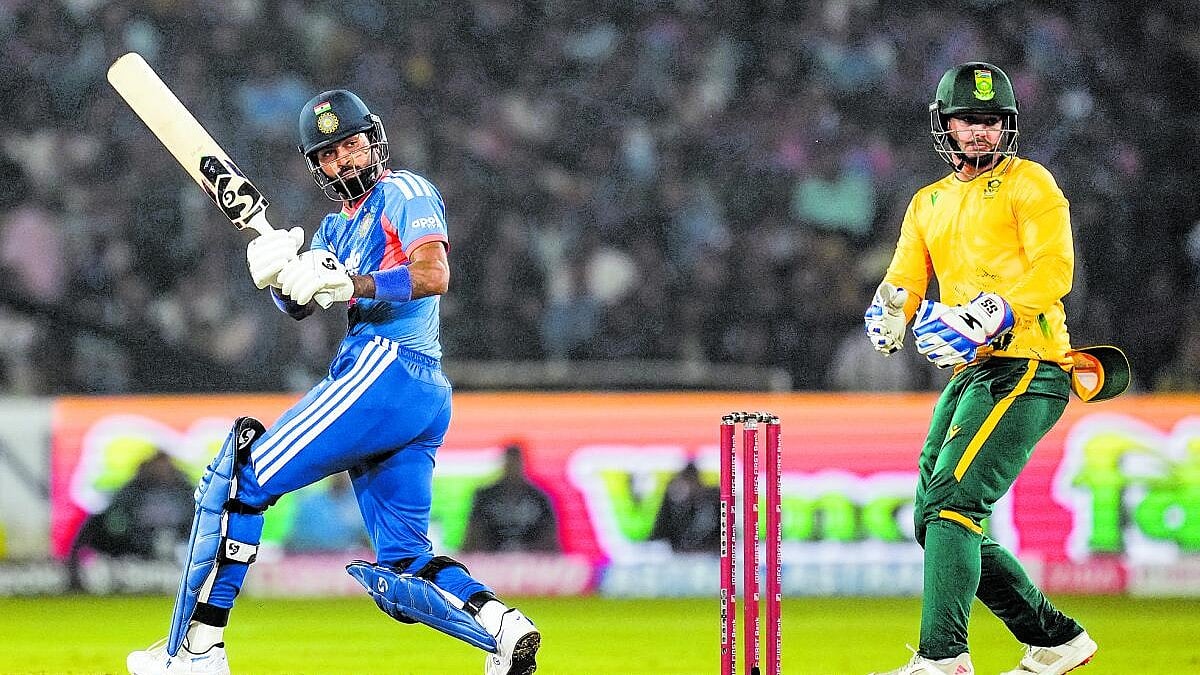 ಕ್ಯಾಮೆರಾಮ್ಯಾನ್ ಭುಜಕ್ಕೆ ಬಡಿದ ಹಾರ್ದಿಕ್ ಬಾರಿಸಿದ ಸಿಕ್ಸರ್‌: ಮುಂದೇನಾಯ್ತು..?