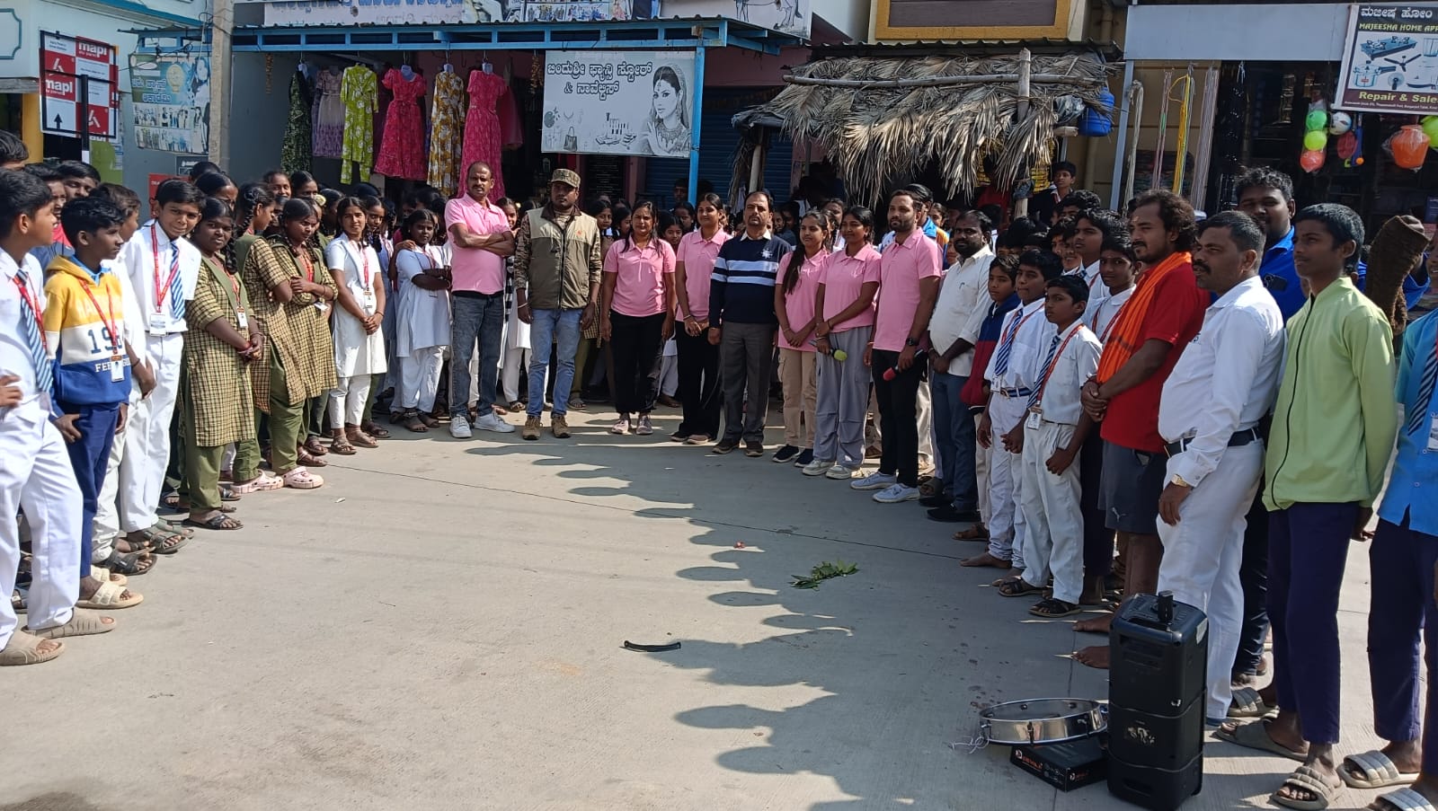 ಬಂಗಾರಪೇಟೆ ತಾಲ್ಲೂಕಿನ ಕಳವಂಚಿ ವೃತ್ತದಲ್ಲಿ ವಿದ್ಯಾರ್ಥಿಗಳಿಗೆ ಅರಣ್ಯ ರಕ್ಷಣೆ ಇಲಾಖೆ ವತಿಯಿಂದ ಕಾಡ್ಗಿಚ್ಚು ಕುರಿತು ಅರಿವು ಮೂಡಿಸಿದರು