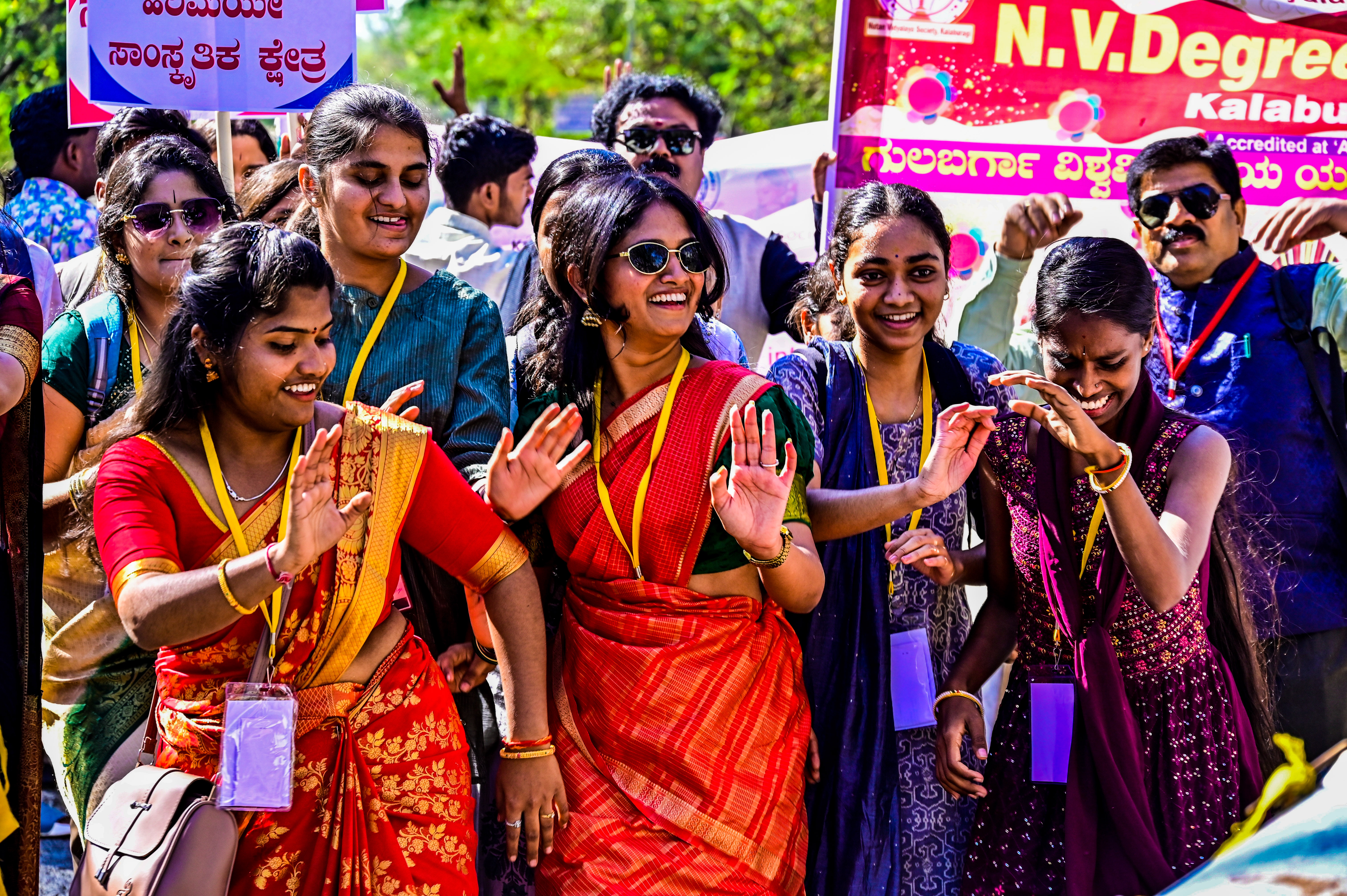 ಯುವಜನೋತ್ಸವದ ಮೆರವಣಿಗೆಯಲ್ಲಿ ಯುವತಿಯರಿಂದ ನೃತ್ಯದ ಝಲಕ್