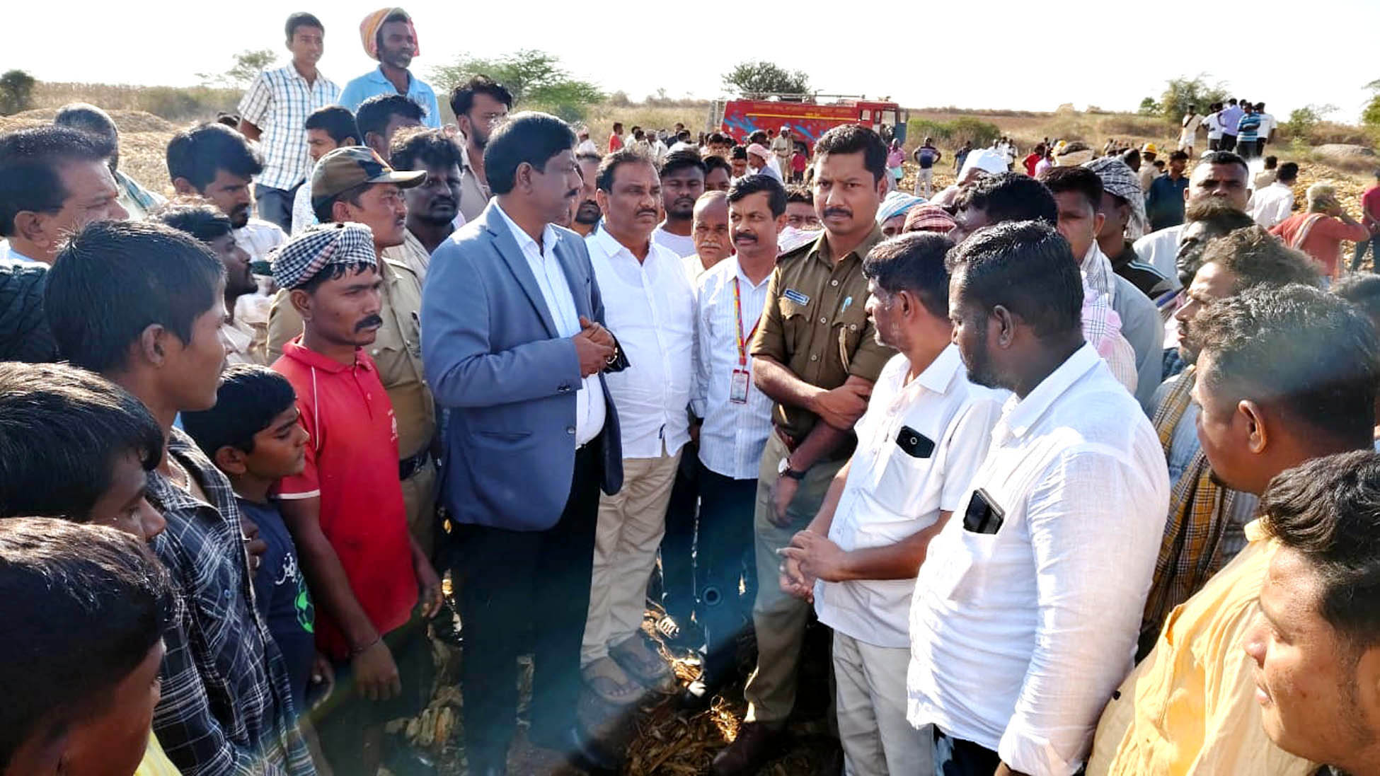 ಸವಣೂರು ತಾಲ್ಲೂಕಿನ ಹುರಳಿಕುಪ್ಪಿ ಗ್ರಾಮದಿಂದ ಕುರುಬರಮಲ್ಲೂರ ಗ್ರಾಮಕ್ಕೆ ತೆರಳುವ ರಸ್ತೆಯಲ್ಲಿರುವ ರೈತರ ಕಣದಲ್ಲಿ ಶನಿವಾರ ಆಕಸ್ಮಿಕವಾಗಿ ಸಂಭವಿಸಿದ ಬೆಂಕಿ ಅನಾಹುತ ಸ್ಥಳಕ್ಕೆ ಜಿಲ್ಲಾಧಿಕಾರಿ ವಿಜಯಮಹಾಂತೇಶ ದಾನಮ್ಮನವರ ಹಾಗೂ ಅಧಿಕಾರಿಗಳ ಭೆಟ್ಟಿ ನೀಡಿ ರೈತರಿಗೆ ಆತ್ಮಸ್ಥೈರ್ಯ ಹೇಳಿದರು.