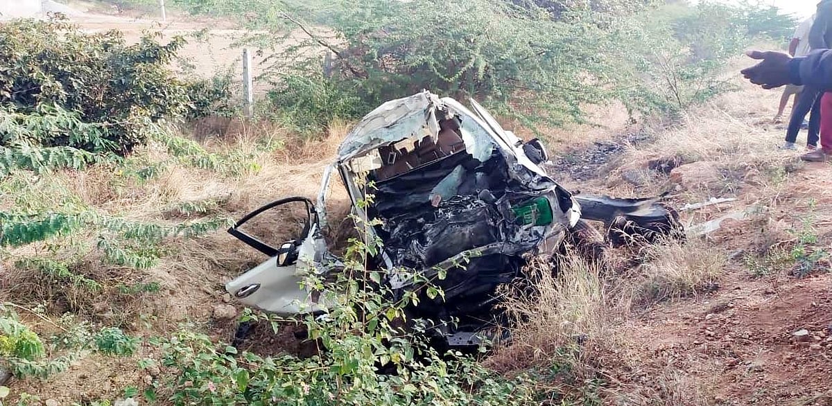 ಪಾವಗಡ: ಕಾರು-ಬಸ್‌ ಮಧ್ಯೆ ಅಪಘಾತ; ಚಾಲಕ ಸಾವು