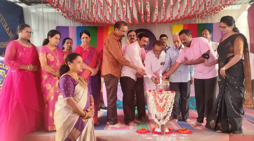 ಕೊಣನೂರಿನ ಎಂ ಕೆ ಎಸ್ ಲಯನ್ಸ್ ವಿದ್ಯಾನಿಕೇತನ ಶಾಲೆಯ ಶಾಲಾ ವಾಷರ್ಿಕೋತ್ಸವ ಸಮಾರಂಭವನ್ನು ಕಾರ್ಯಕ್ರಮದ ಅತಿಥಿಗಳು ಉಧ್ಘಾಟಿಸಿದರು.