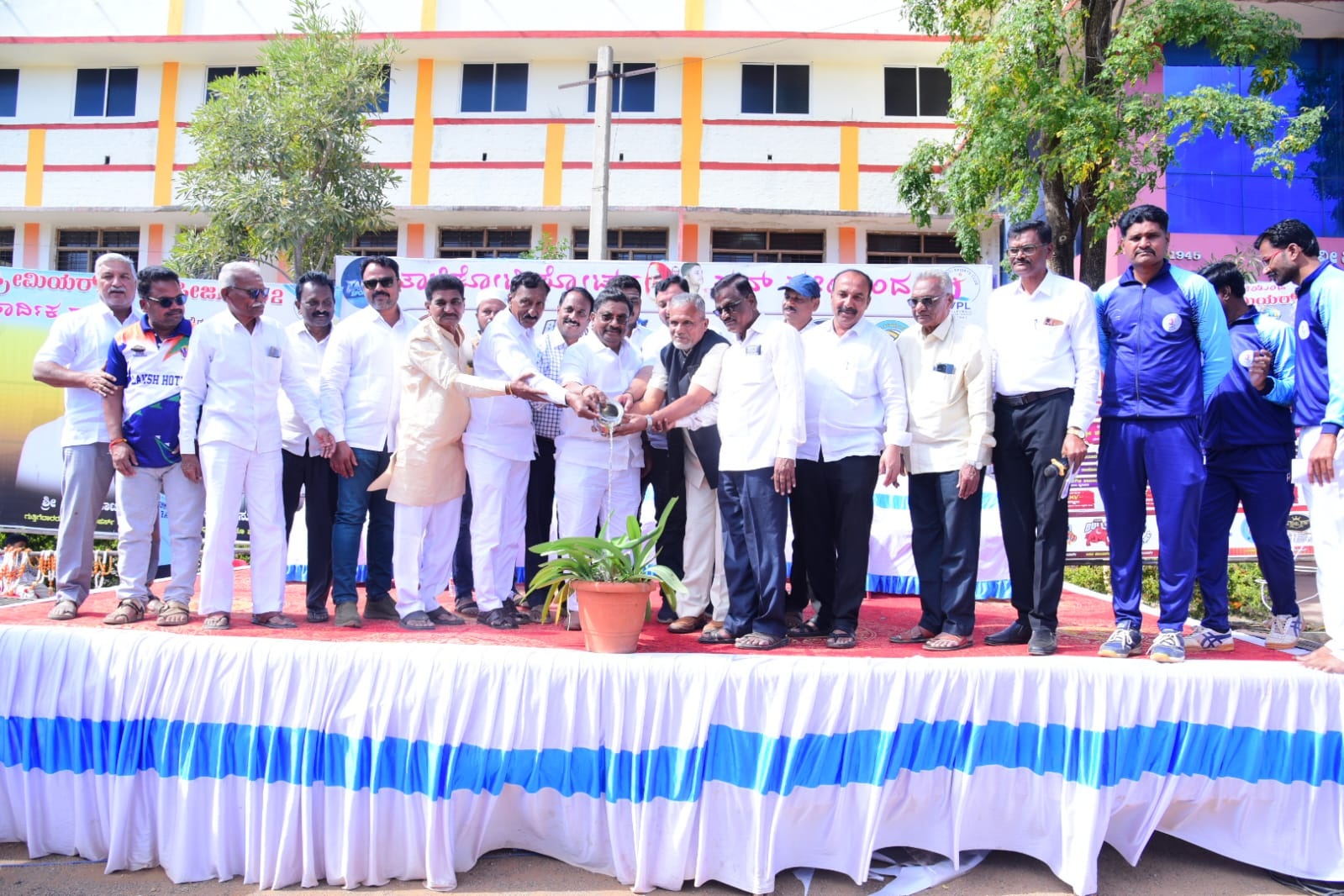 ತಾಳಿಕೋಟೆ: ಪಟ್ಟಣದ ಎಸ್ ಕೆ ಪಿಯು ಕಾಲೇಜ್ ಮೈದಾನದಲ್ಲಿ ಸ್ಥಳೀಯ ಸ್ಪೋರ್ಟ್ಸ್ ಕ್ಲಬ್ ವತಿಯಿಂದ ಆಯೋಜಿಸಿರುವ ಎರಡು ದಿನಗಳ ತಾಳಿಕೋಟಿ ವಾಲಿಬಾಲ್ ಪ್ರೀಮಿಯರ್ ಲೀಗ್ ಸೀಷನ್-2 ಪಂದ್ಯಾವಳಿಯನ್ನು ವೀರಶೈವ ವಿದ್ಯಾವರ್ಧಕ ಸಂಘದ ಚೇರ್ಮನ್ ವಿ.ಸಿ.ಹಿರೇಮಠ ಶನಿವಾರ ಉದ್ಘಾಟಿಸಿದರು.