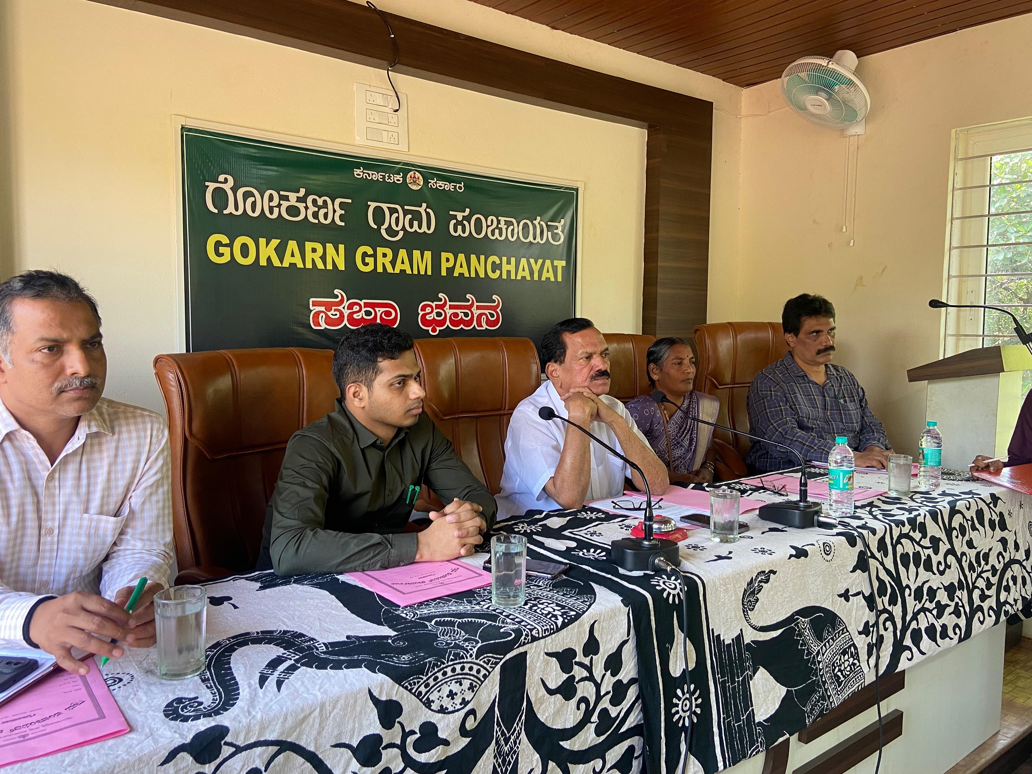 ಗೋಕರ್ಣದ ಗ್ರಾಮ ಪಂಚಾಯ್ತಿಯಲ್ಲಿ ಶಾಸಕ ದಿನಕರ ಶೆಟ್ಟಿ ನೇತೃತ್ವದಲ್ಲಿ ನಡೆದ ಸಭೆ.  