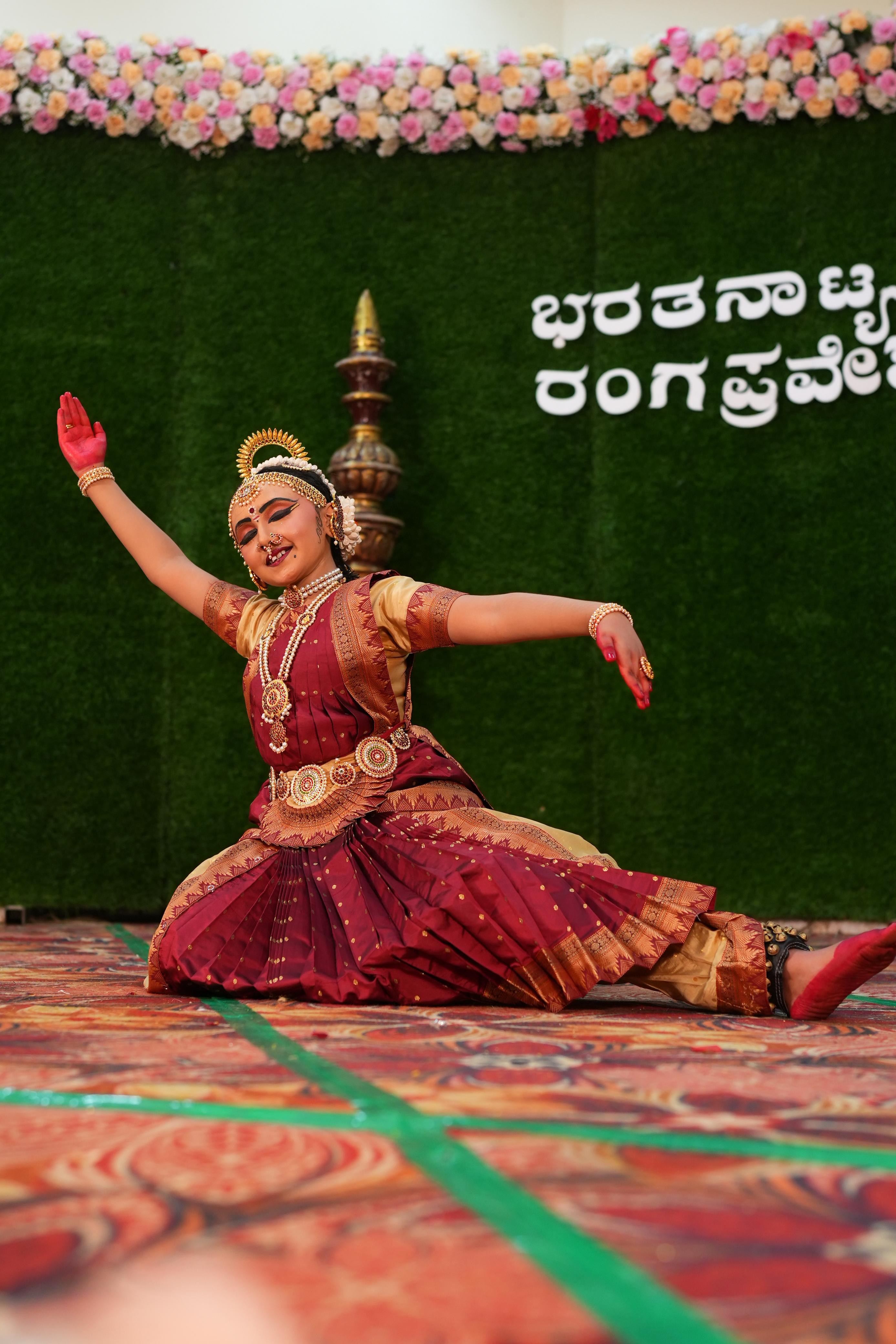 ಶ್ರವಣಬೆಳಗೊಳದ ಆದಿಕವಿ ಪಂಪ ಗ್ರಂಥಾಲಯದಲ್ಲಿ ಕುಮಾರಿ ಹಿತಾನ್ಯ ಬಿ.ವೈ ರ ಭರತ ನಾಟ್ಯ ರಂಗ ಪ್ರವೇಶ ಕಾರ್ಯಕ್ರಮದಲ್ಲಿ ನೃತ್ಯ ಪ್ರದರ್ಶನ ನೀಡಿದ ಕುಮಾರಿ ಹಿತಾನ್ಯ