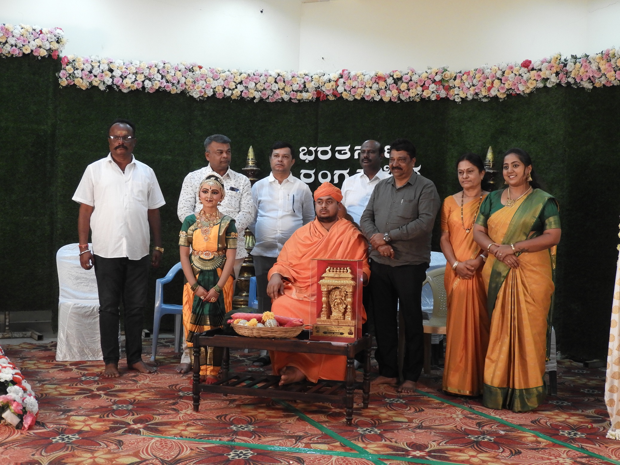 ಶ್ರವಣಬೆಳಗೊಳದ ಆದಿಕವಿ ಪಂಪ ಗ್ರಂಥಾಲಯದಲ್ಲಿ ಕುಮಾರಿ ಹಿತಾನ್ಯ ಬಿ.ವೈ ರ ಭರತ ನಾಟ್ಯ ರಂಗ ಪ್ರವೇಶ ಕಾರ್ಯಕ್ರಮದಲ್ಲಿ ಕ್ಷೇತ್ರದ ಪೀಠಾಧಿಪತಿಗಳಾದ ಸ್ವಸ್ತಿಶ್ರೀ ಅಭಿನವ ಚಾರುಕೀರ್ತಿ ಭಟ್ಟಾರಕ ಸ್ವಾಮೀಜಿಯವರು ಗೌರವಿಸಿದ ಸಂದರ್ಭದಲ್ಲಿ ಸ್ವಾತಿ ಪಿ.ಭಾರದ್ವಾಜ್ ರವಿ ನಾಕಲಗೂಡು ಕಲಾವಿದೆ ಹಿತಾನ್ಯ ಪಾಲ್ಗೊಂಡಿದ್ದರು.