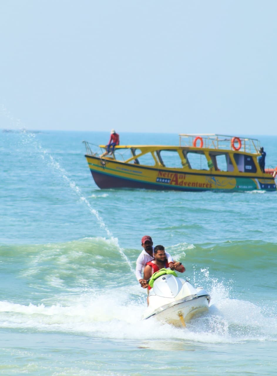 ಪ್ರವಾಸಿಗರ ಜೆಟ್‌ಸ್ಕೀ ಸವಾರಿ