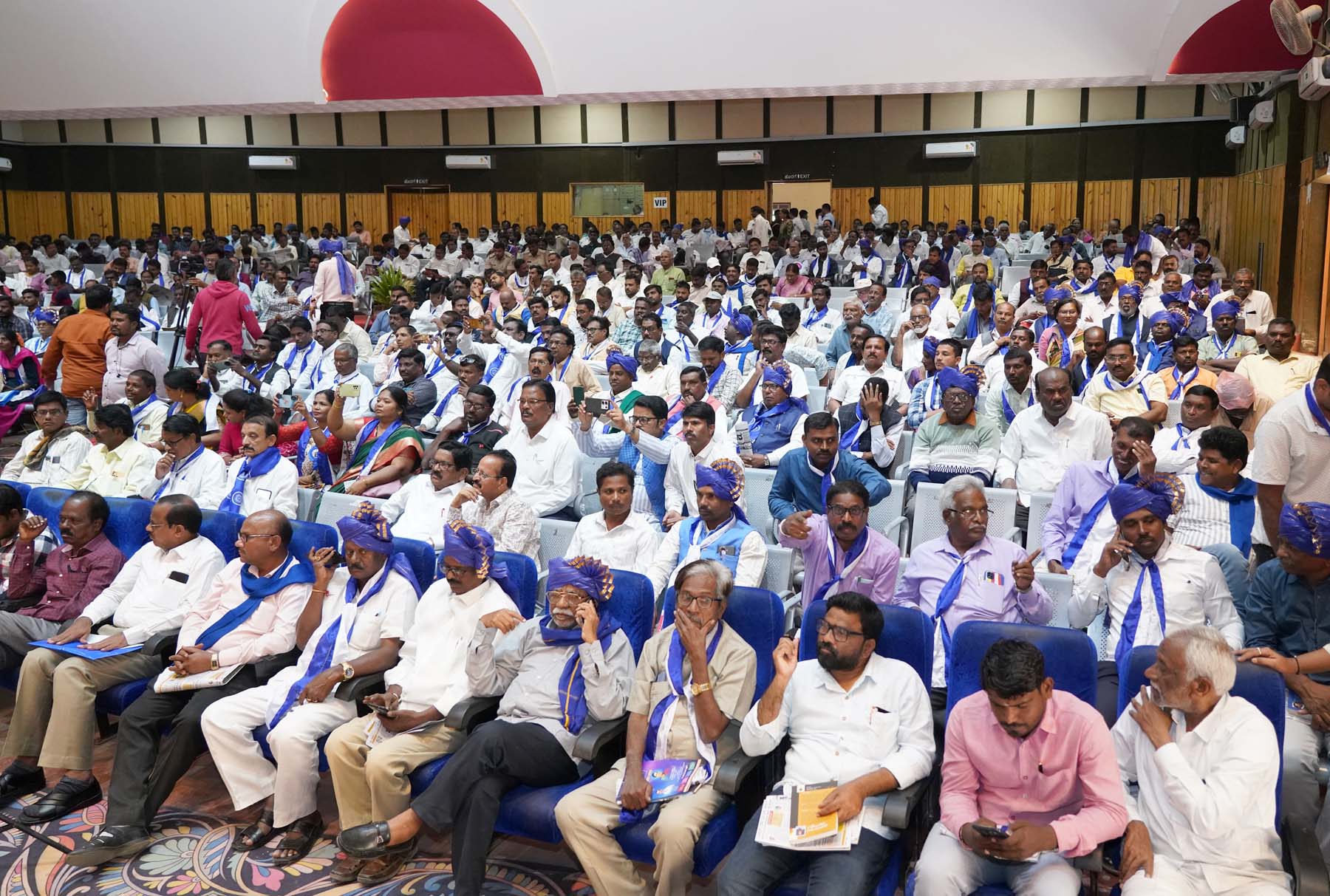 ರಾಯಚೂರಿನಲ್ಲಿ ಶನಿವಾರ ಹನ್ನೊಂದನೆಯ ಅಖಿಲ ಭಾರತ ದಲಿತ ಸಾಹಿತ್ಯ ಸಮ್ಮೇಳನದಲ್ಲಿ ಪಾಲ್ಗೊಂಡಿದ್ದ ಸಾಹಿತ್ಯಾಸಕ್ತರು