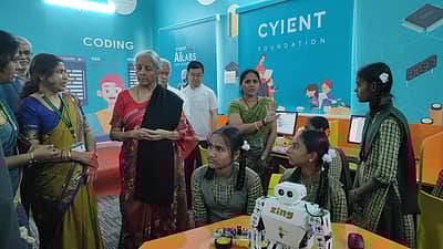 ಅಮರಾವತಿಯ ಸರ್ಕಾರಿ ಬಾಲಕಿಯರ ಪದವಿಪೂರ್ವ ಕಾಲೇಜಿನಲ್ಲಿ ಶನಿವಾರ ಕೇಂದ್ರ ಹಣಕಾಸು ಸಚಿವೆ ನಿರ್ಮಲಾ ಸೀತಾರಾಮನ್ ಅವರಿಗೆ ವಿದ್ಯಾರ್ಥಿಗಳು ‘ಕೃತಕ ಬುದ್ಧಿಮತ್ತೆ’ ಕುರಿತು ಪಾಠ ಮಾಡಿದರು. 