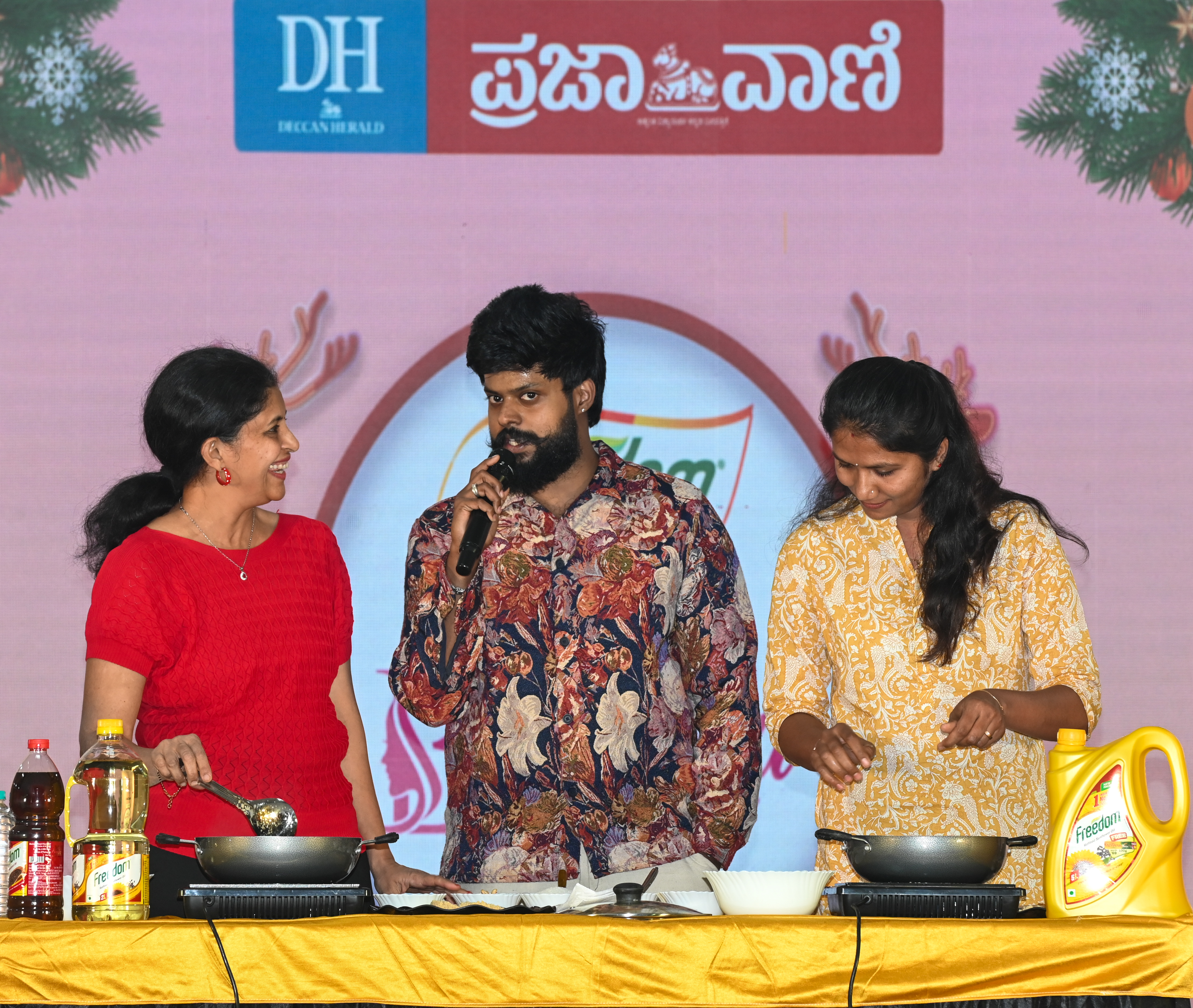 ಅಡುಗೆ ಮಾಡುತ್ತಿರುವ ರೂಪಾ ಬಲ್ಲಾಳ್ ಮತ್ತು ಅನುಪಮಾ ಜತೆಗೆ ಆರ್.ಜೆ.ಅಕ್ಷಯ್ ಸಮಾಲೋಚನೆ ನಡೆಸಿದರು