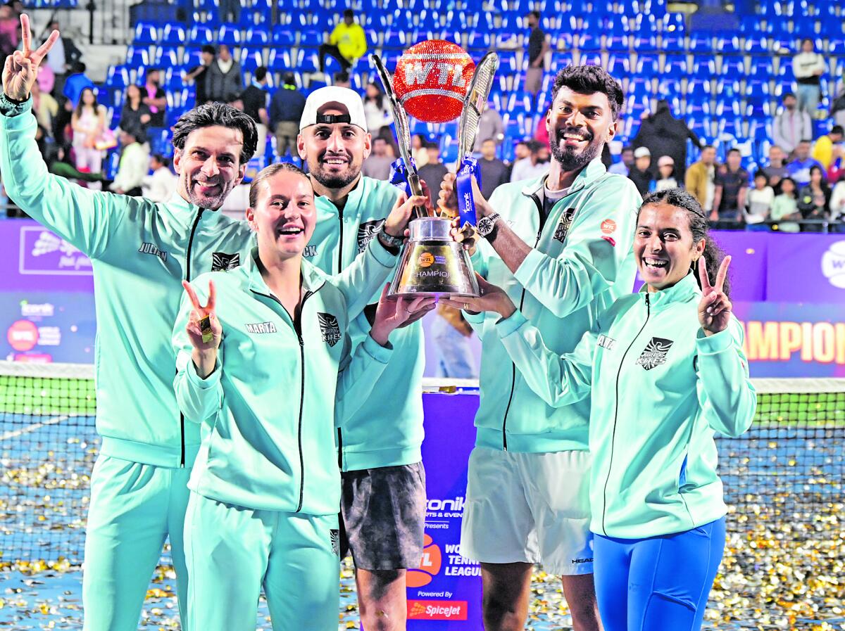 ನಾಲ್ಕನೇ ಆವೃತ್ತಿಯ ವಿಶ್ವ ಟೆನಿಸ್‌ ಲೀಗ್‌ ಪ್ರಶಸ್ತಿ ಗೆದ್ದ ಕೈಟ್ಸ್‌ ತಂಡ. (ಎಡದಿಂದ); ಕೋಚ್‌ ಜೂಲಿಯನ್‌ ನೋಲೆ, ಮಾರ್ತಾ ಕೊಸ್ಟಿಯುಕ್‌, ನಿಕ್ ಕಿರ್ಗಿಯೋಸ್‌, ದಕ್ಷಿಣೇಶ್ವರ್‌ ಸುರೇಶ್‌ ಮತ್ತು ಅಂಕಿತಾ ರೈನಾ 