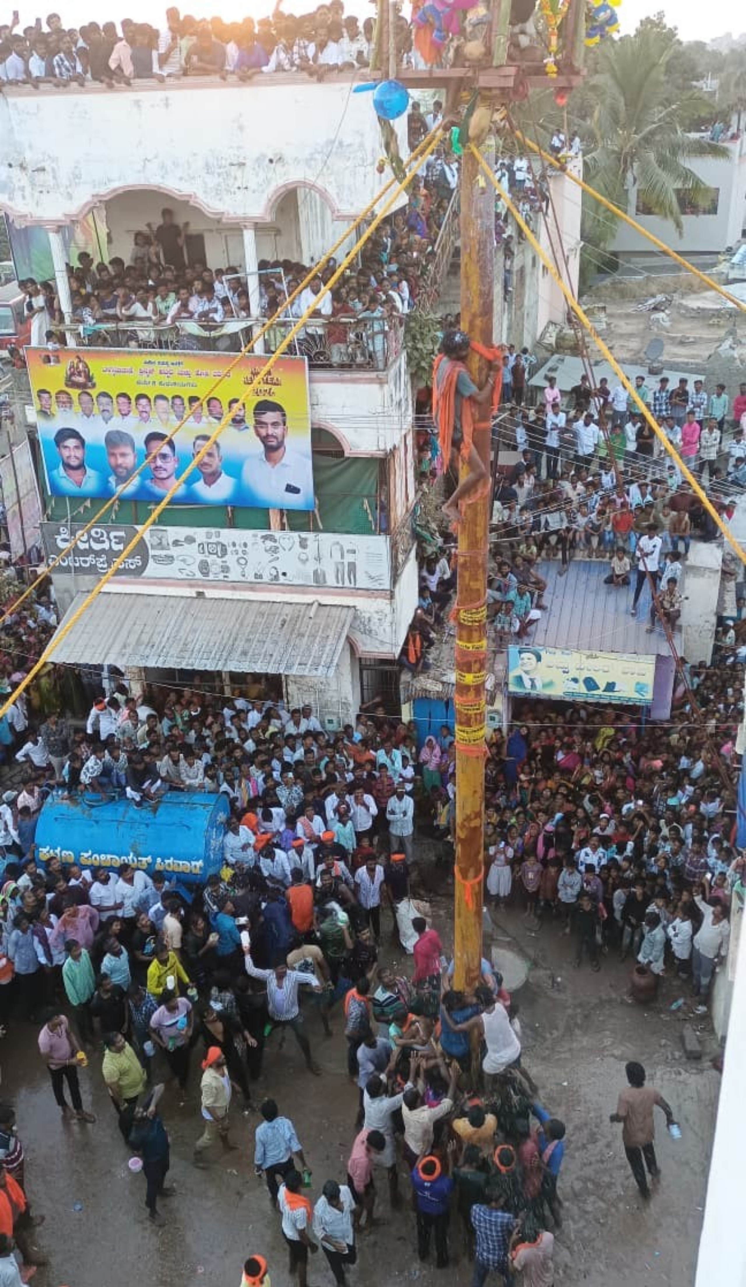 ಸಿರವಾರದಲ್ಲಿ ಶನಿವಾರ ಹಾಲುಗಂಬವನ್ನು ವೀರೇಶ ಮೊದಲಿಗನಾಗಿ ಹತ್ತುವ ಮೂಲಕ ವಿಜೇತರಾದರು