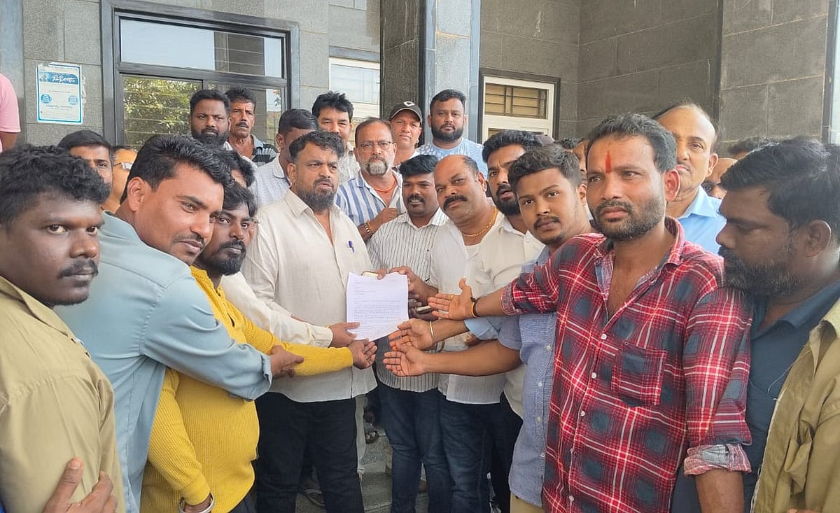 ಕೈಗಾ ರಸ್ತೆ ಕಾಮಗಾರಿ ಆರಂಭಿಸಿ: ಶಿರವಾಡ, ಶೇಜವಾಡ ಗ್ರಾಮಸ್ಥರಿಂದ ಶಾಸಕರಿಗೆ ಮನವಿ