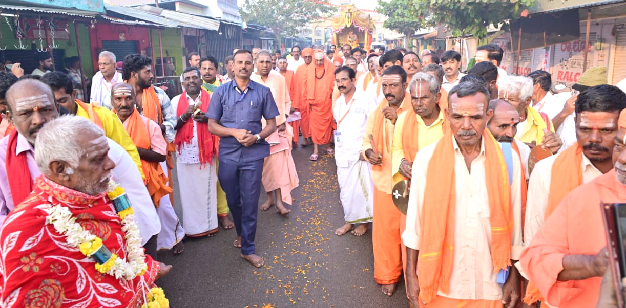 ಮಳವಳ್ಳಿ ಪಟ್ಟಣದ ಪೇಟೆ ಗಂಗಾಮತ ಬೀದಿಯಲ್ಲಿ ಶನಿವಾರ ಶಿವರಾತ್ರೀಶ್ವರ ಶಿವಯೋಗಿಯವರ ಜಯಂತ್ಯುತ್ಸವದ ಭಾವೈಕ್ಯತಾ ಯಾತ್ರೆಯು ಸಾಗಿತು
