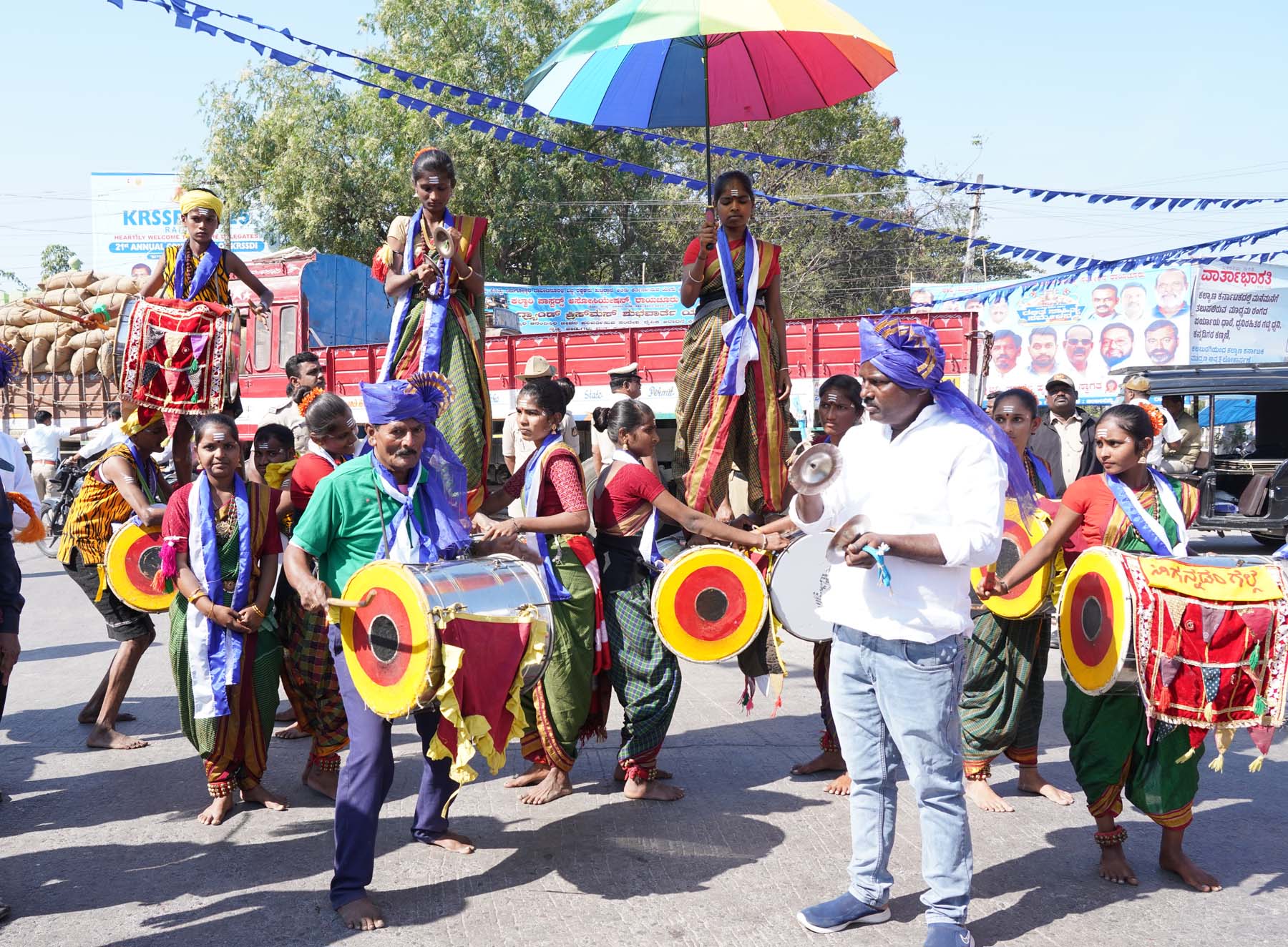 ಹನ್ನೊಂದನೆಯ ಅಖಿಲ ಭಾರತ ದಲಿತ ಸಾಹಿತ್ಯ ಸಮ್ಮೇಳನದಲ್ಲಿ ಸರ್ವಾಧ್ಯಕ್ಷೆ ಜಯದೇವಿ ಗಾಯಕವಾಡ ಅವರ ಮೆರವಣಿಗೆಯಲ್ಲಿ ವಿಶಿಷ್ಟ ರೀತಿಯಲ್ಲಿ ಡೊಳ್ಳು ಬಾರಿಸಿ ಗಮನ ಸೆಳೆದ ಬಾಲಕಿಯರು