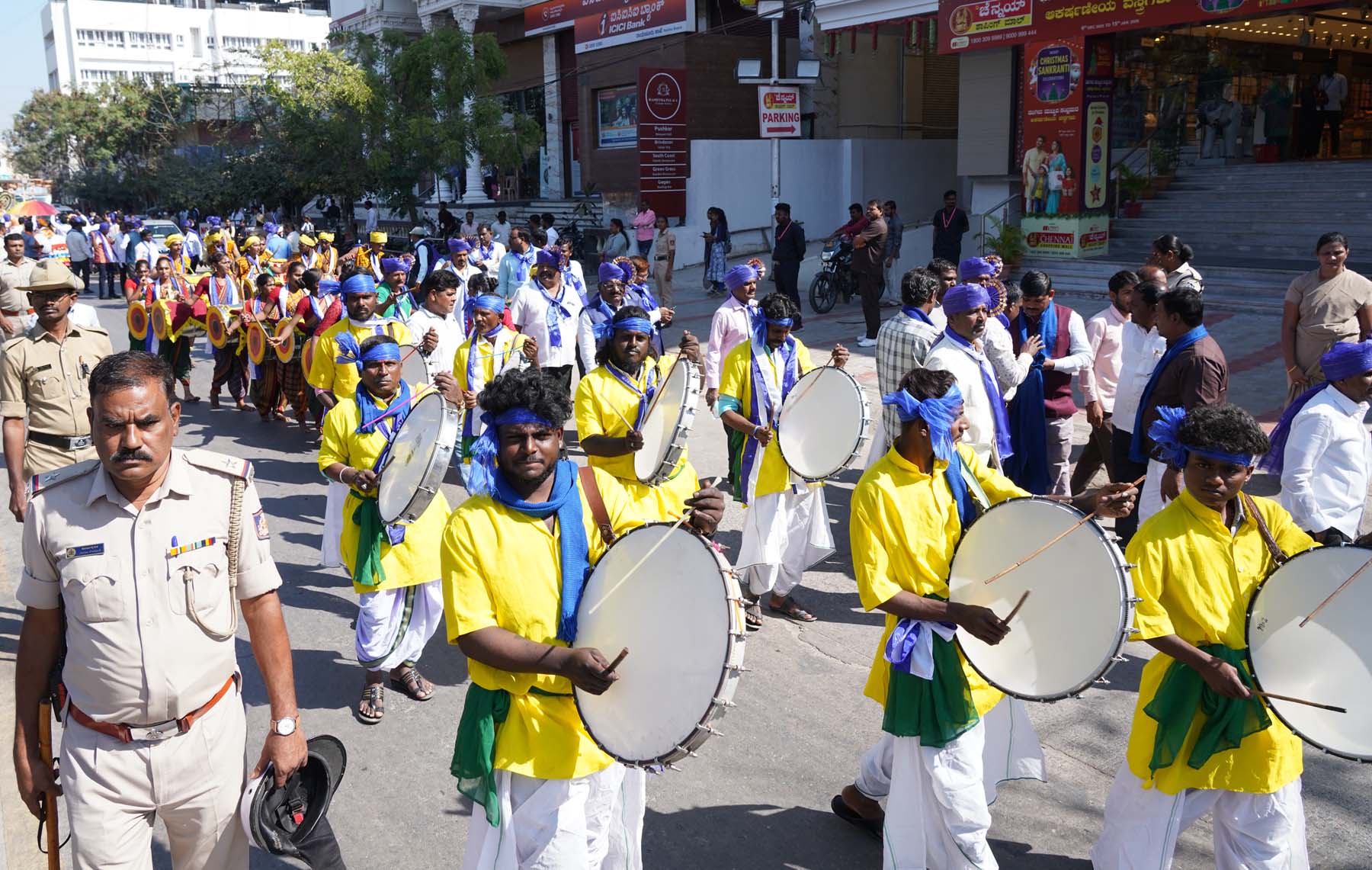 ಹನ್ನೊಂದನೆಯ ಅಖಿಲ ಭಾರತ ದಲಿತ ಸಾಹಿತ್ಯ ಸಮ್ಮೇಳನದಲ್ಲಿ ಸರ್ವಾಧ್ಯಕ್ಷೆ ಜಯದೇವಿ ಗಾಯಕವಾಡ ಅವರ ಮೆರವಣಿಗೆಯಲ್ಲಿ ಮಾರ್ದನಿಸಿದ ಹಲಗೆ ವಾದನ