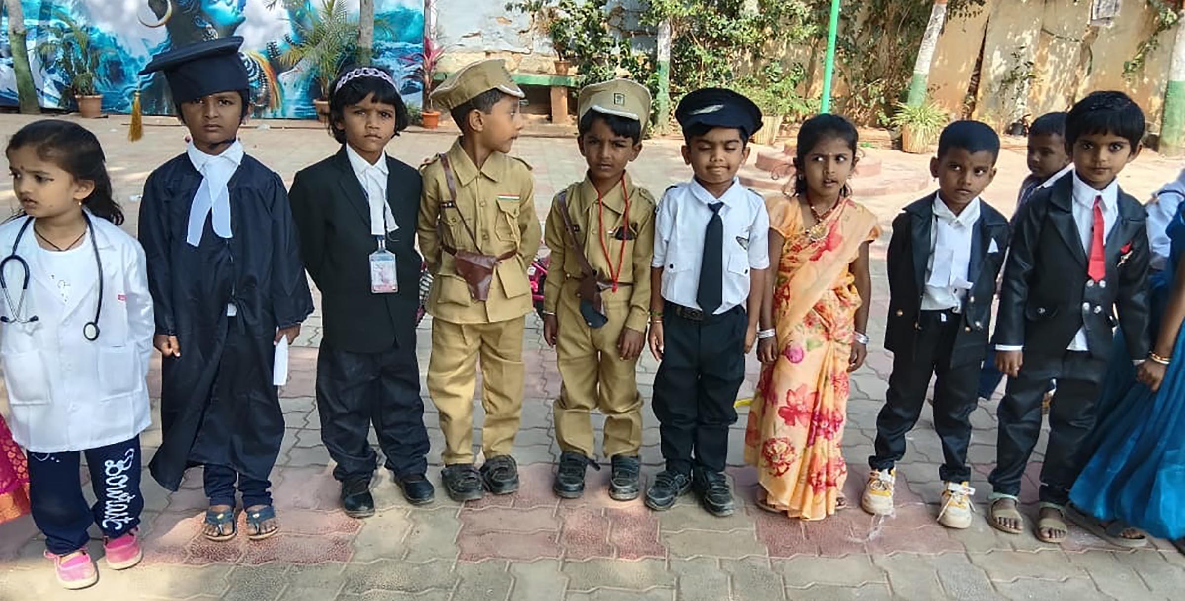 ಪುಟ್ಟಪುಟ್ಟ ಮಕ್ಕಳು ತಾವು ಭವಿಷ್ಯದಲ್ಲಿ ಆಯ್ಕೆ ಮಾಡಲು ಉದ್ದೇಶವಿರುವ ವಿವಿಧ ವೃತ್ತಿಗಳಿಗೆ ತಕ್ಕಂತೆ ವೇಷ ಧರಿಸಿಕೊಂಡು ಬಂದಿದ್ದರು