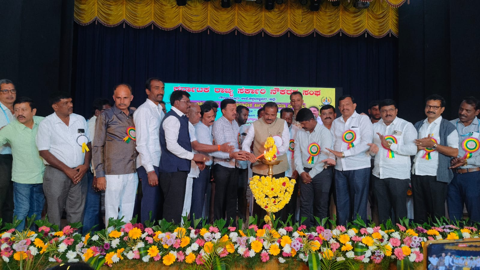 ಗೌರಿಬಿದನೂರು ನಗರದ ಡಾ ಎಚ್ ಎನ್ ಕಲಾ ಭವನದಲ್ಲಿ ಸರ್ಕಾರಿ ನೌಕರರ ಸಮಾವೇಶವನ್ನು ಶಾಸಕ ಕೆ ಎಚ್ ಪುಟ್ಟಸ್ವಾಮಿ ಗೌಡ ದೀಪ ಬೆಳಗುವ ಮೂಲಕ ಉದ್ಘಾಟನೆ ಮಾಡುತ್ತಿರುವುದು.