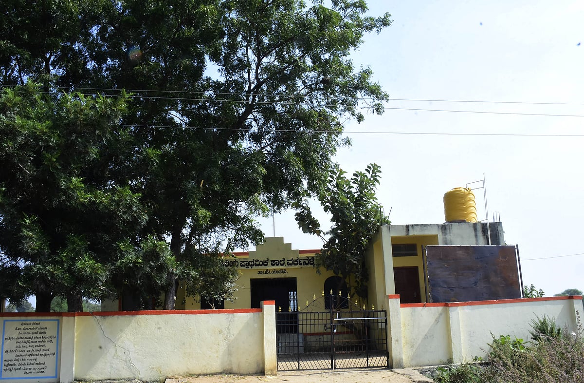 ಯಾದಗಿರಿ | ಶಾಲೆಗಳ ಆವರಣದಲ್ಲಿ ಟಿಸಿ, ವಿದ್ಯುತ್ ತಂತಿ: ಜೀವ ಭಯದಲ್ಲಿ ಮಕ್ಕಳು