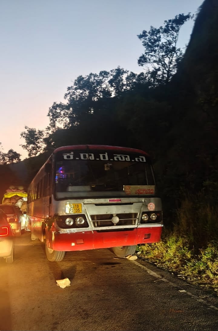 ಮೂಡಿಗೆರೆ| ಚಾರ್ಮಾಡಿ ಘಾಟಿಯಲ್ಲಿ ಕೆಟ್ಟು ನಿಂತ ಬಸ್: ಸಂಚಾರ ಅಸ್ತವ್ಯಸ್ತ