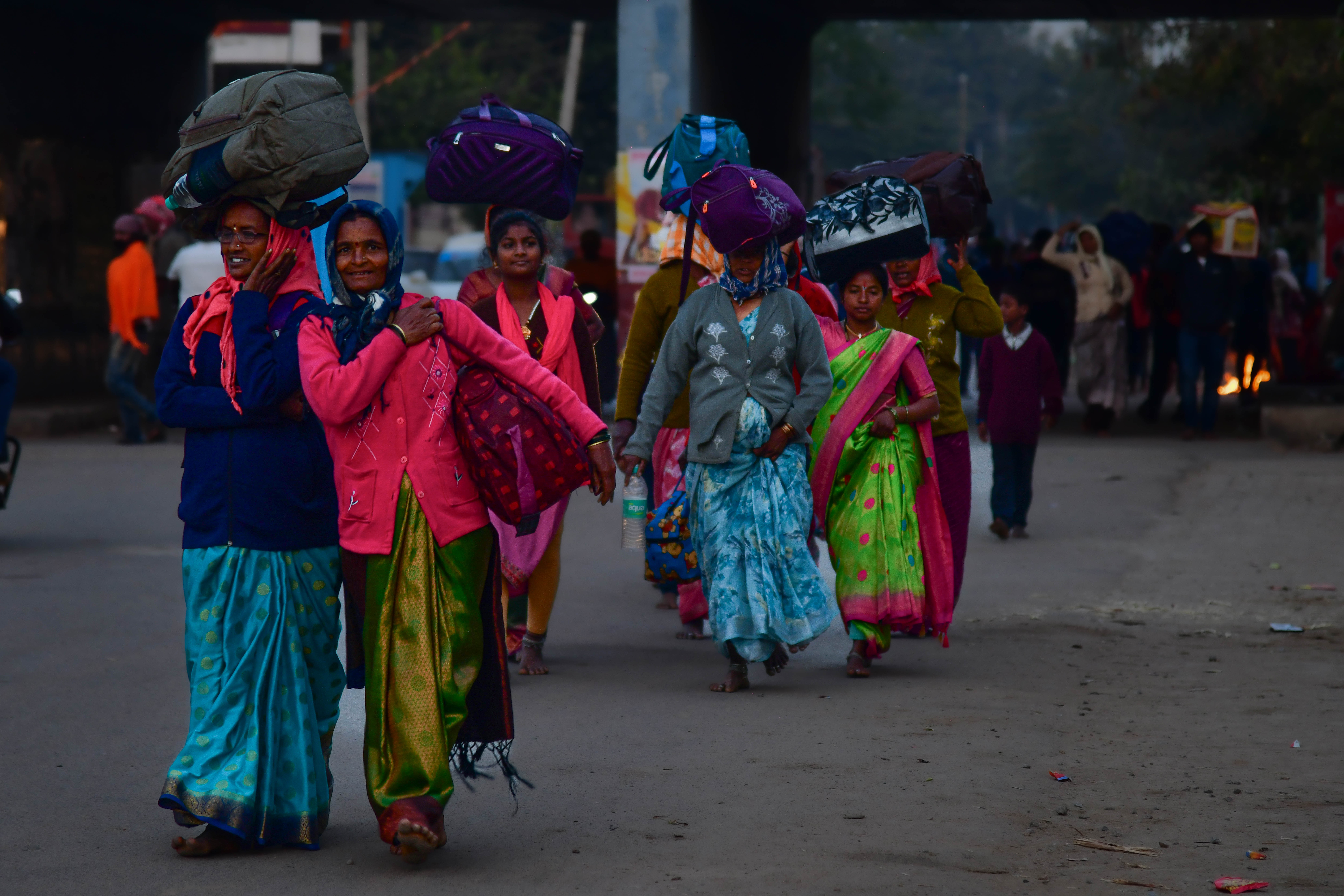 ಪ್ರಯಾಣ ಬೆಳೆಸುವ ಧಾವಂತದಲ್ಲಿರುವ ಜನರು ಕೊಪ್ಪಳದ ಚಳಿಯಲ್ಲಿ ಕಂಡ ಬಗೆ