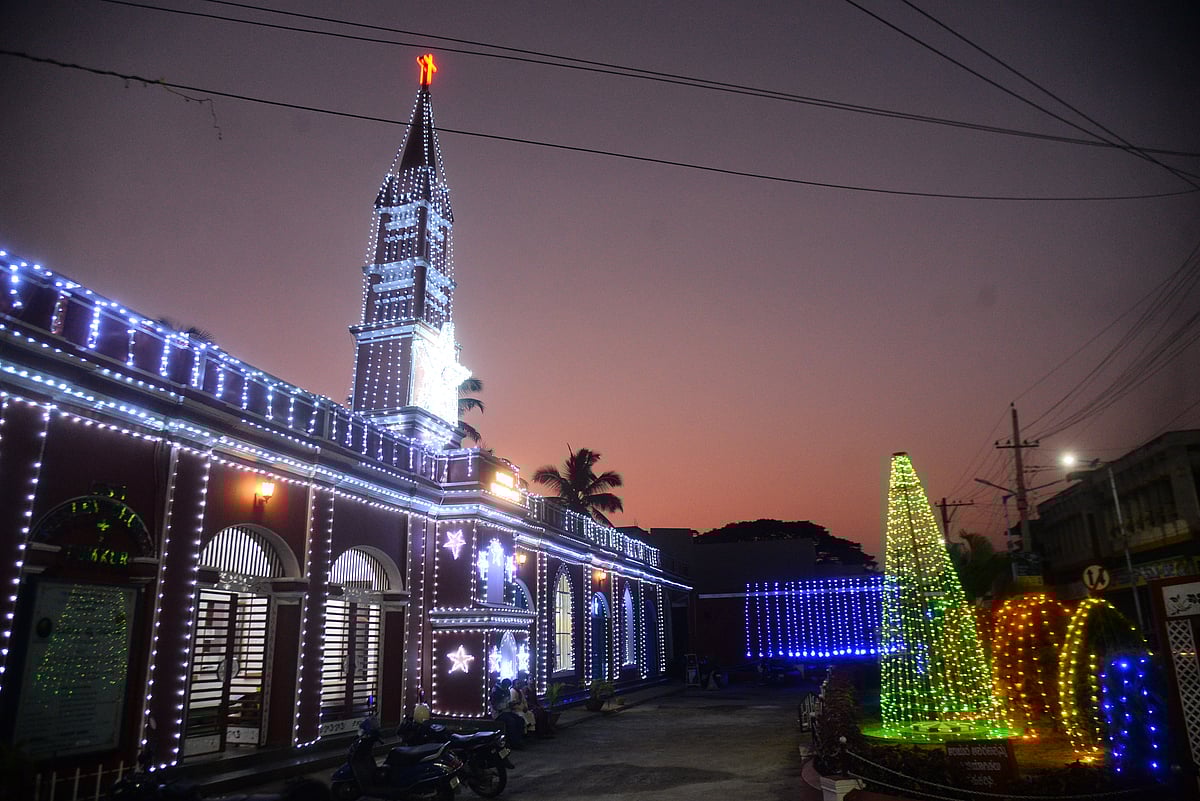 ತುಮಕೂರು| ಕ್ರಿಸ್‌ಮಸ್‌ ಆಚರಣೆಗೆ ಜಿಲ್ಲೆ ಸಜ್ಜು: ಅಗತ್ಯ ಸಾಮಗ್ರಿ ಖರೀದಿ ಜೋರು