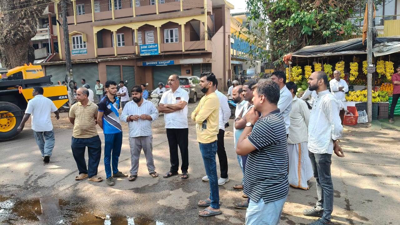 ಕುಂದಾಪುರ ಸಮೀಪದ ಕೋಟೇಶ್ವರದ ಬೆಂಕಿ ತಗುಲಿದ ಎಸ್ಎಲ್‌ಆರ್‌ಎಂ ಘಟಕಕ್ಕೆ ಭಾನುವಾರ ಶಾಸಕ ಎ.ಕಿರಣ್ ಕೊಡ್ಗಿ ಭೇಟಿ ನೀಡಿ ಪರಿಶೀಲನೆ ನಡೆಸಿದರು.