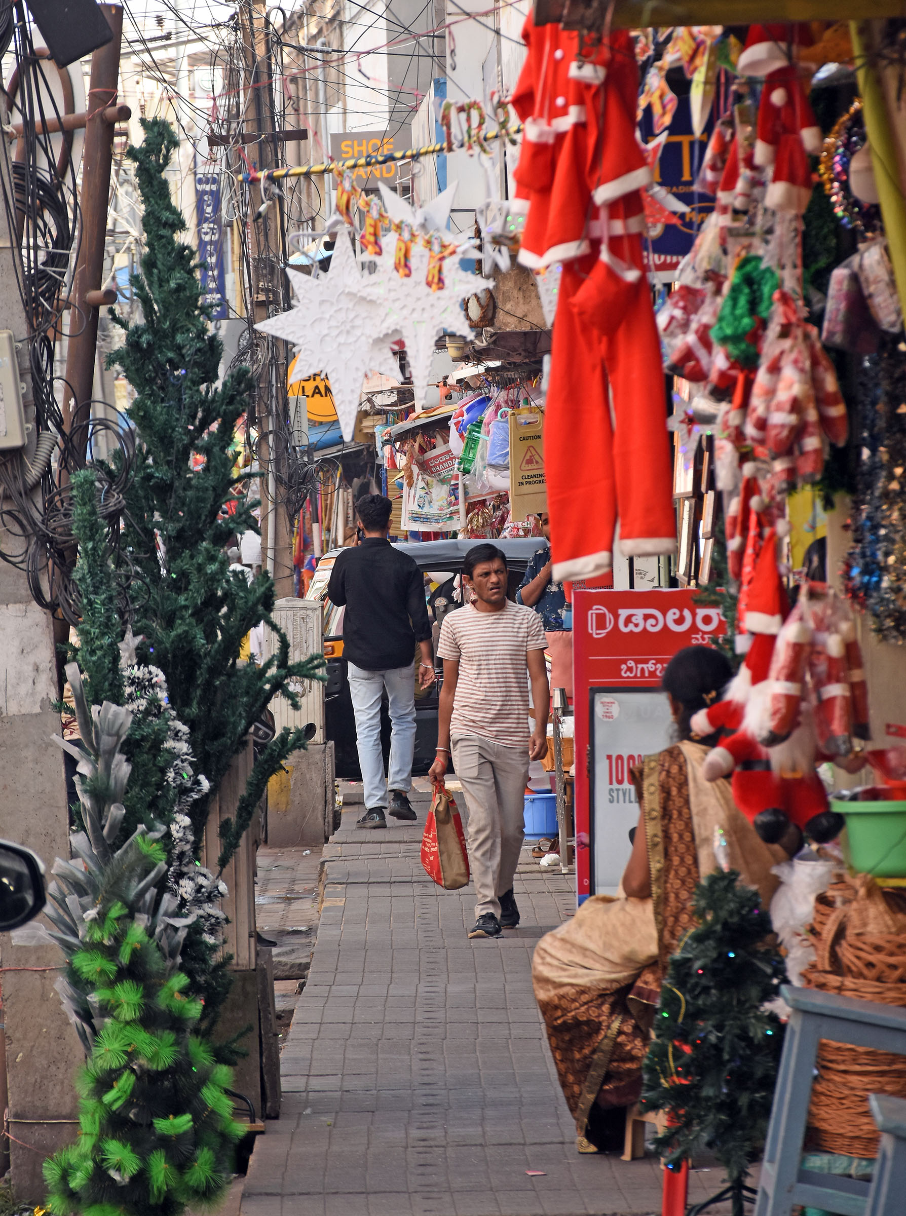 ಆಲಂಕಾರಿಕ ವಸ್ತುಗಳಿಂದ ತುಂಬಿದ್ದ ಮಳಿಗೆಗಳ ಹಾದಿ 