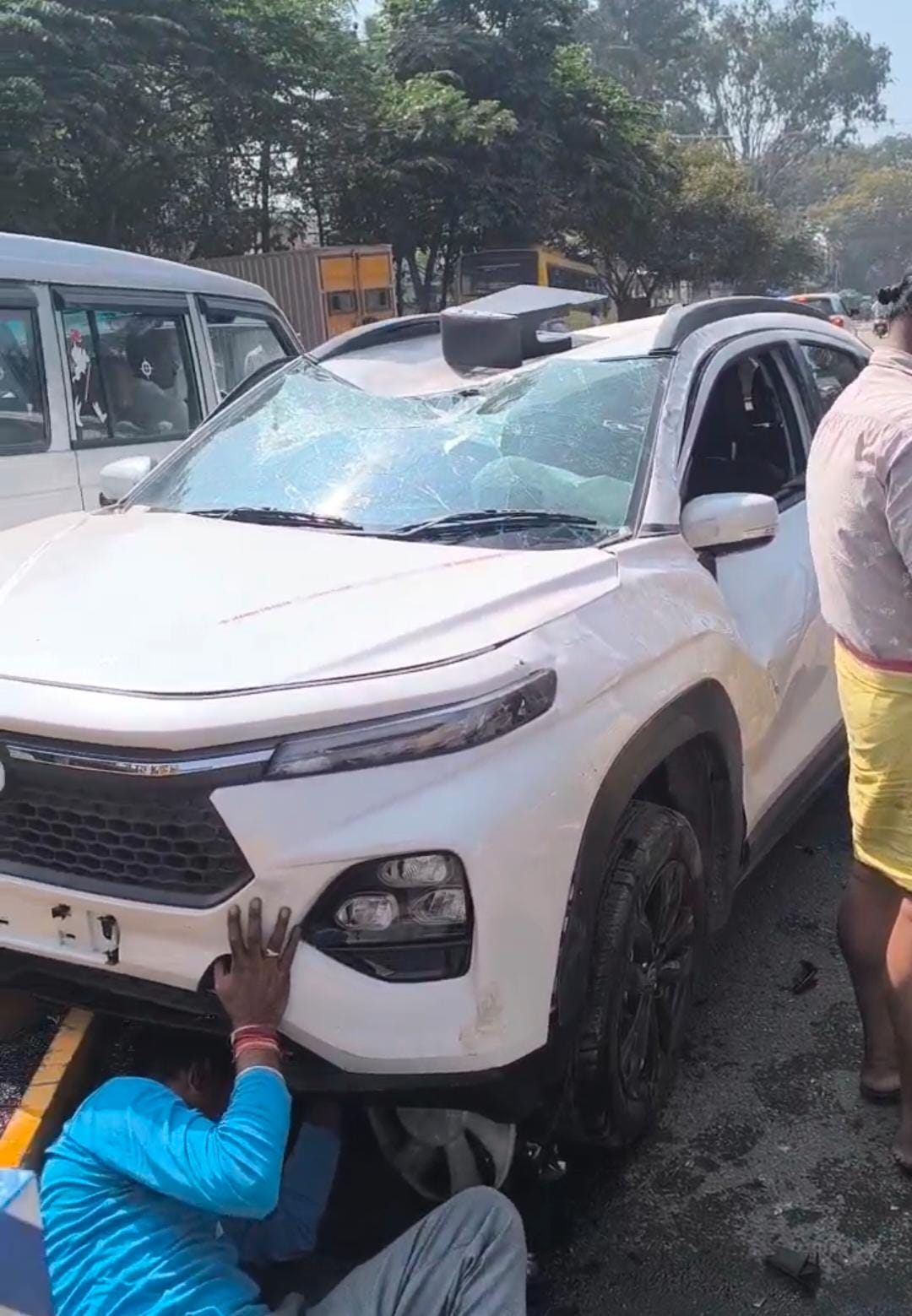 ಅಪಘಾತದಿಂದ ಜಖಂಗೊಂಡಿರುವ ಕಾರು