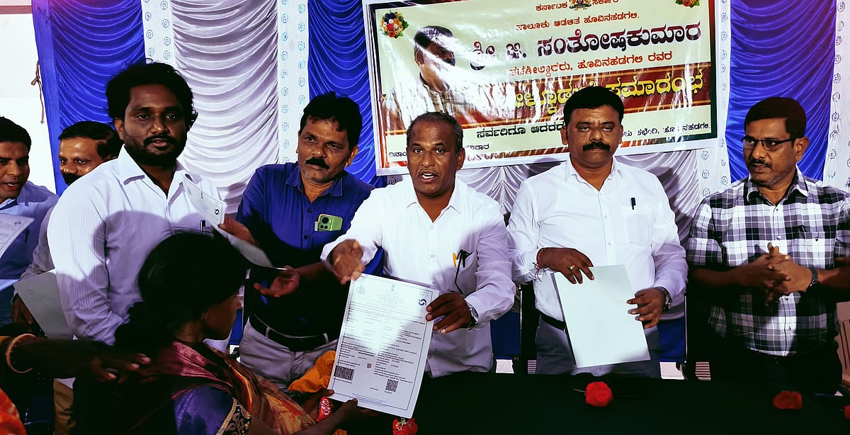 ಹೂವಿನಹಡಗಲಿ: ಅಲೆಮಾರಿ ಮಕ್ಕಳಿಗೆ ಜನನ ಪ್ರಮಾಣಪತ್ರ ವಿತರಣೆ