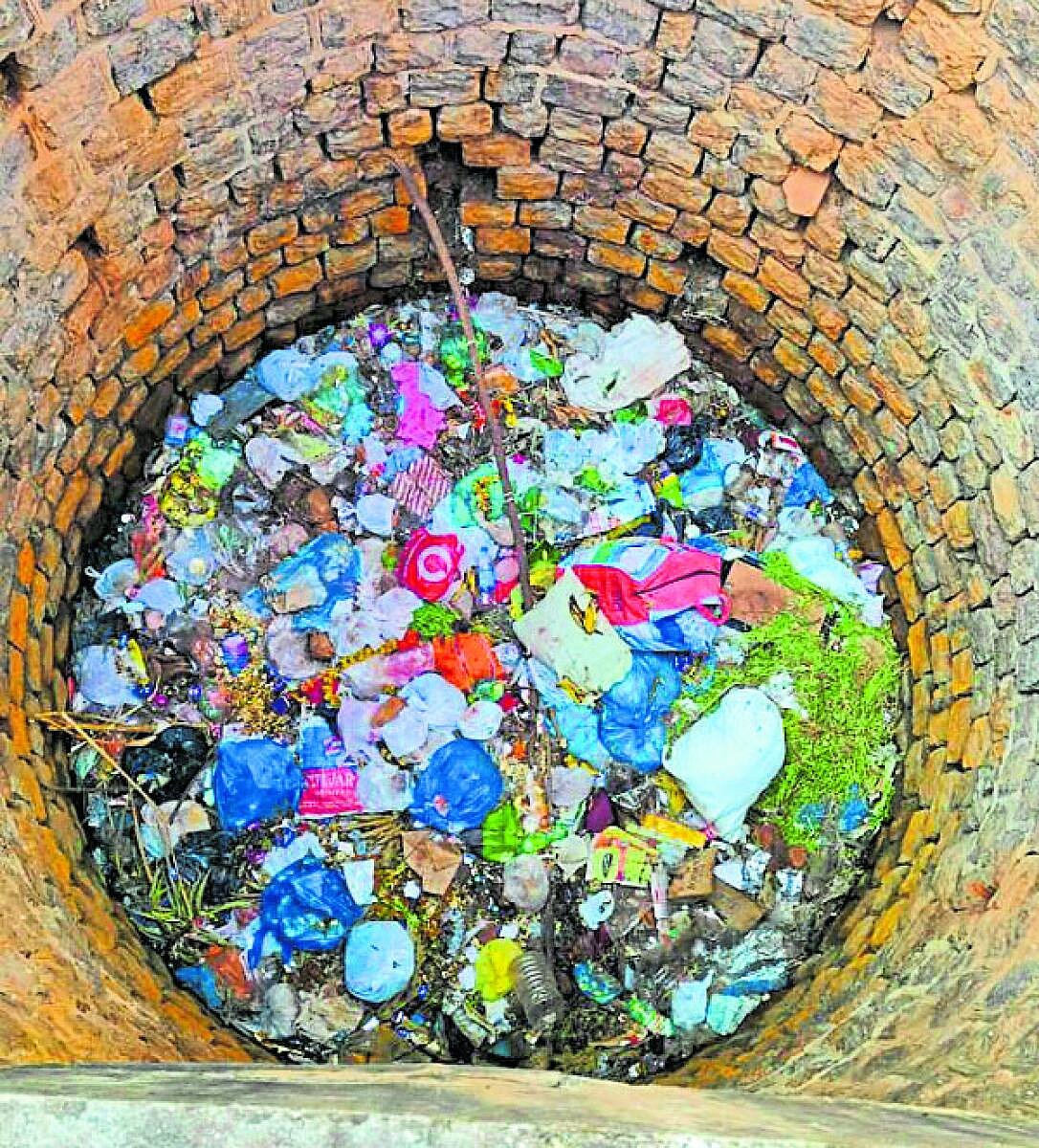 ಧಾರವಾಡ:  ಕಸ, ಪ್ಲಾಸ್ಟಿಕ್‌ ಬಾಟಲಿಗಳಿಂದ ತುಂಬಿದ ಸಪ್ತಾಪುರ ಬಾವಿ
